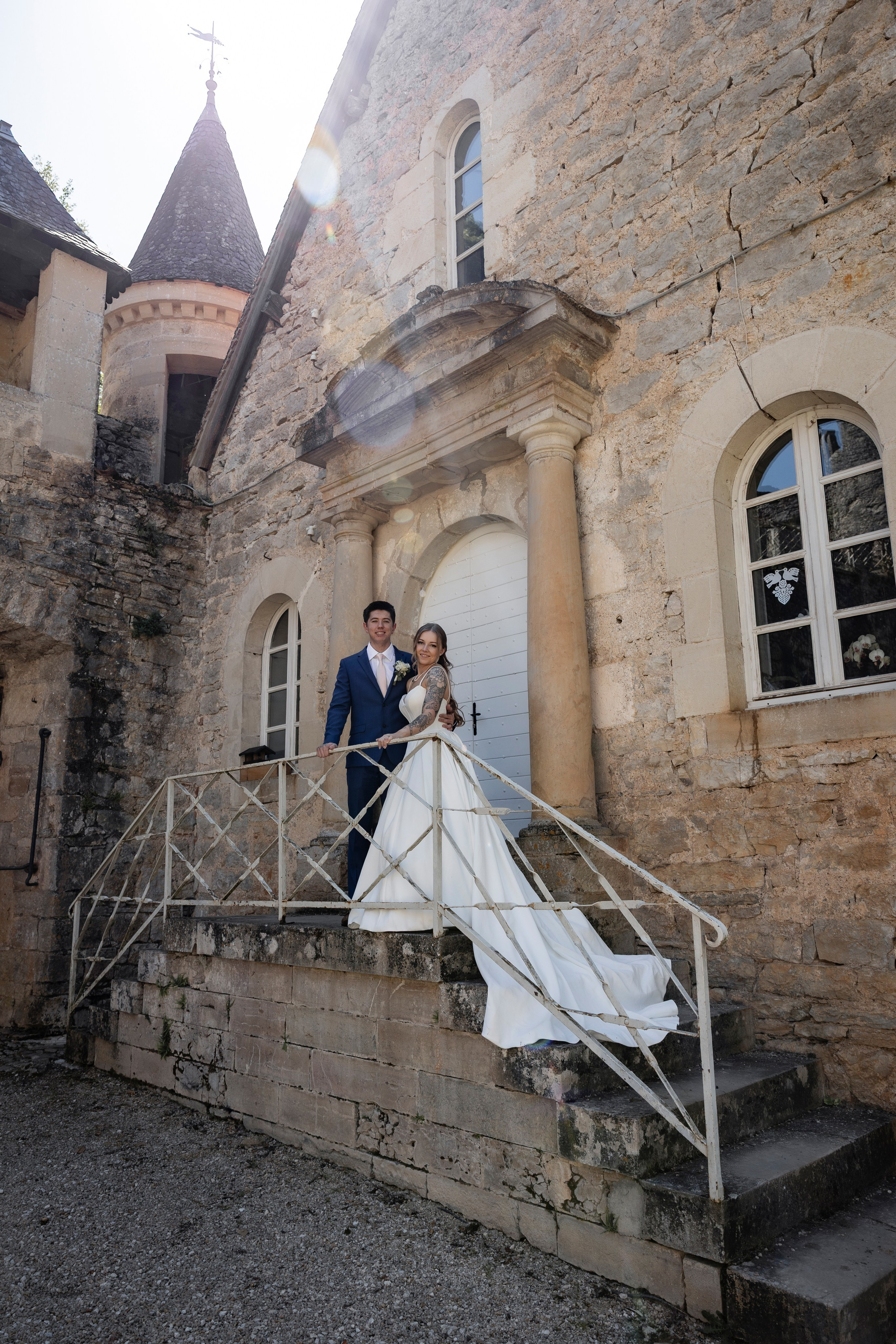 Portrait romantique d’elopement dans la vallée du Lot dans le Sud-Ouest de la France