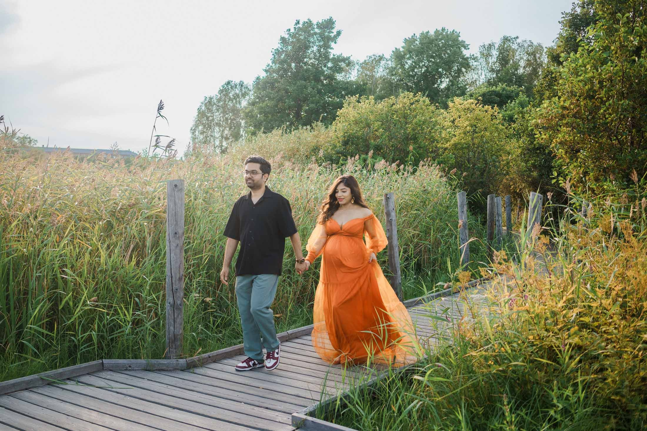 Onnellinen pari kävelee pitkospuita putkin