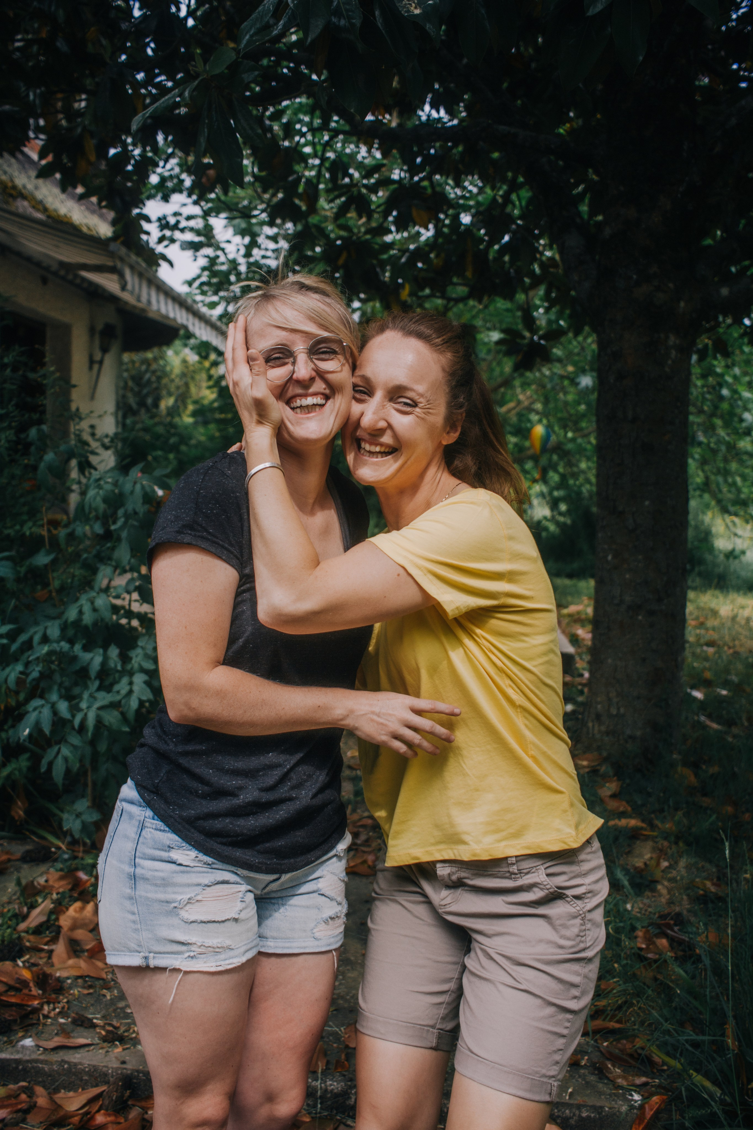 Anais et Tiffany. Photographe professionnelle à Poitiers, Tours et Châtellerault | Studio photo entre Poitiers et Tours – portraits, familles, entreprises, ma