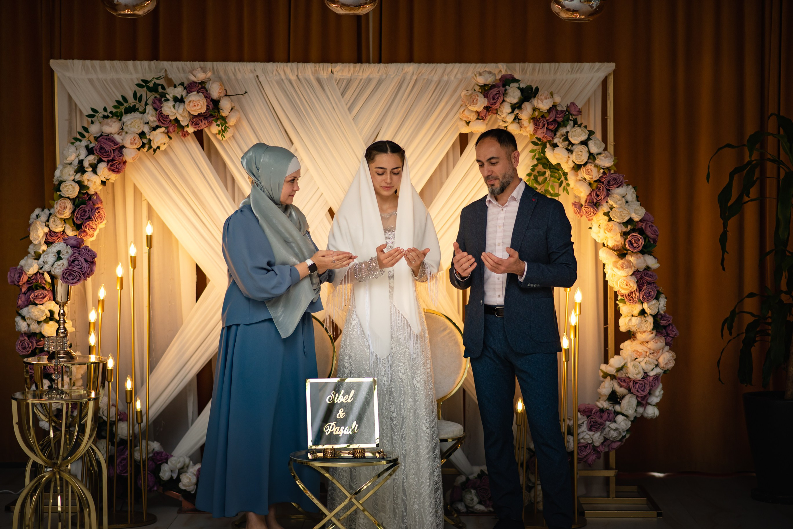 Счастливая пара на свадебном вечере с родителями в кафе, романтический момент, улыбки и радость,  семейный фотограф в  Анталии