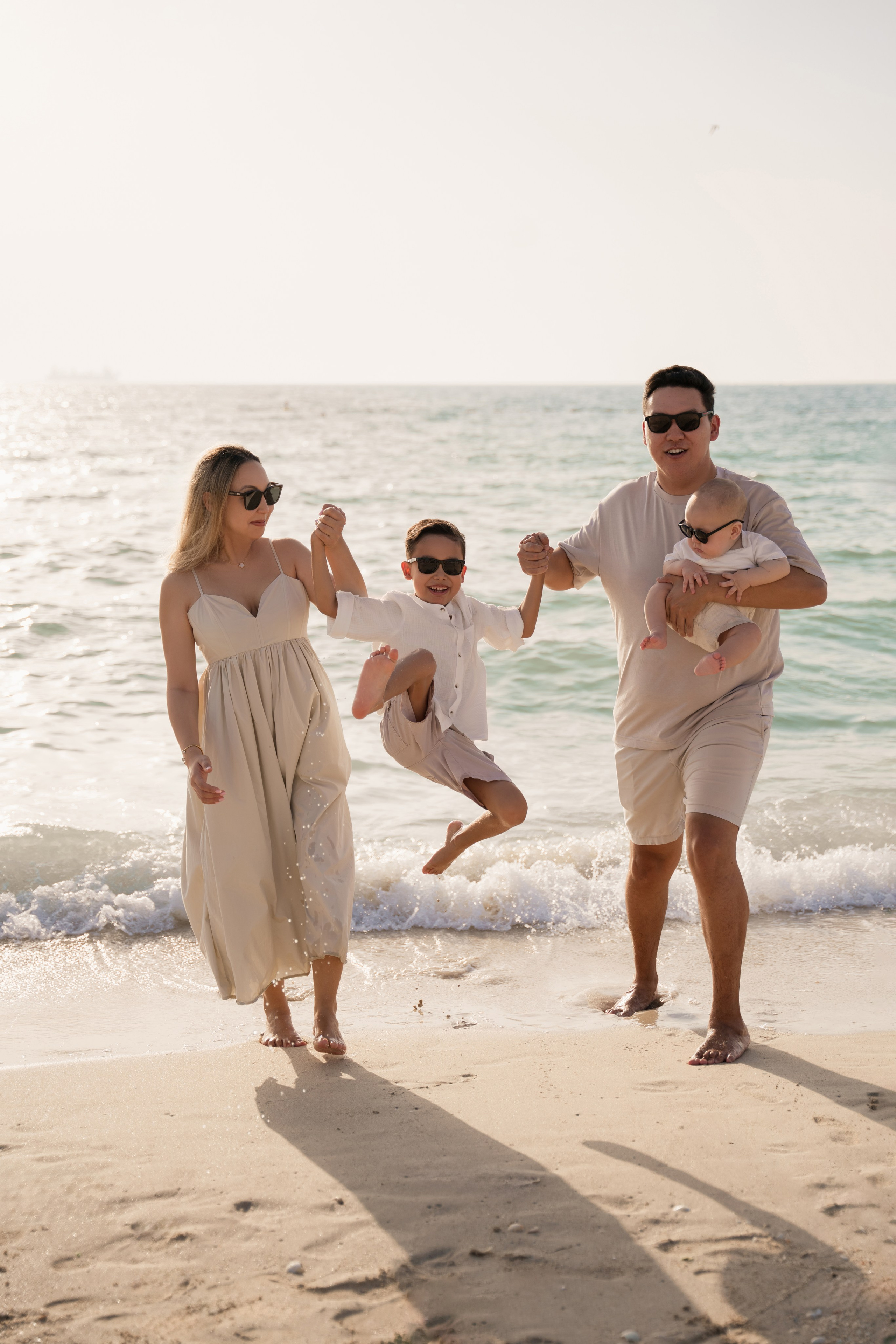 Waves and sun. Angela Iakovleva — Family Photographer in Dubai