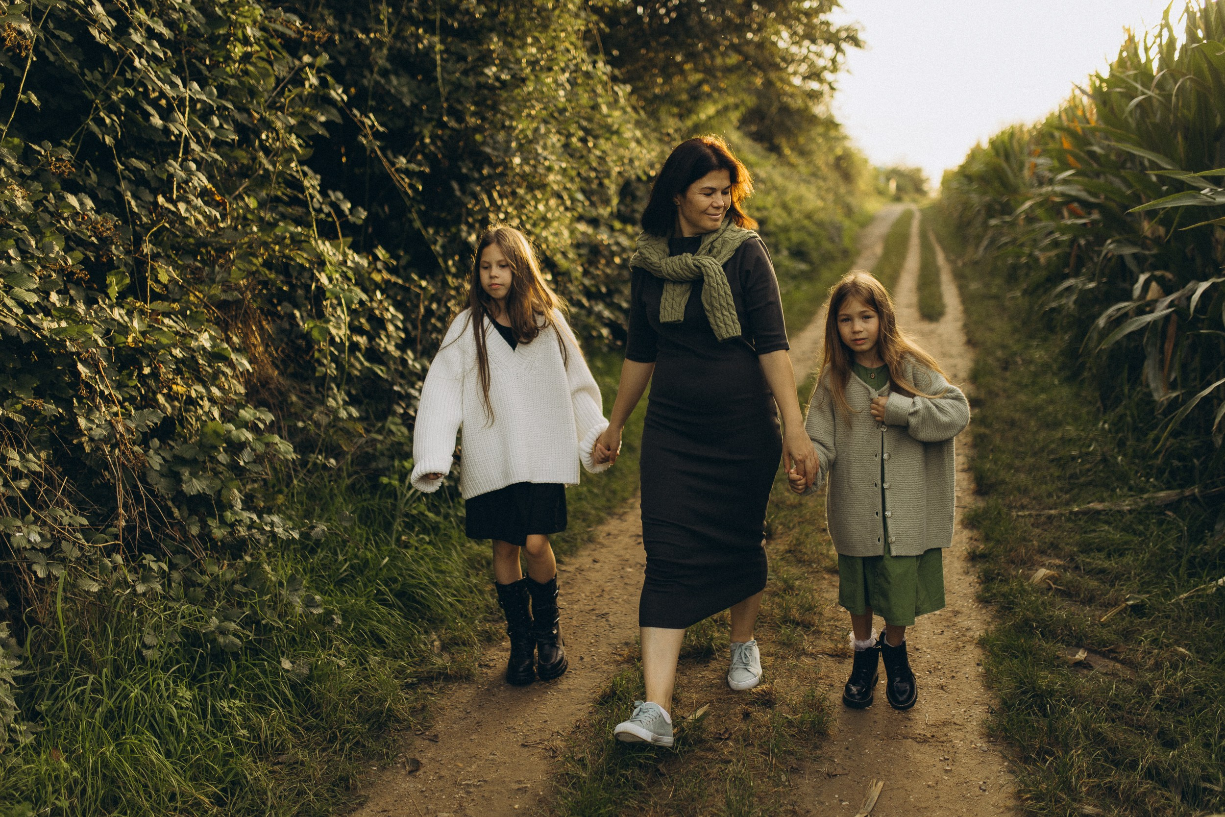 Mama und ihre zwei bezaubernden Töchter in einer familiären Fotosession. Familien & Hochzeitfotografin Nadja Holzmann
