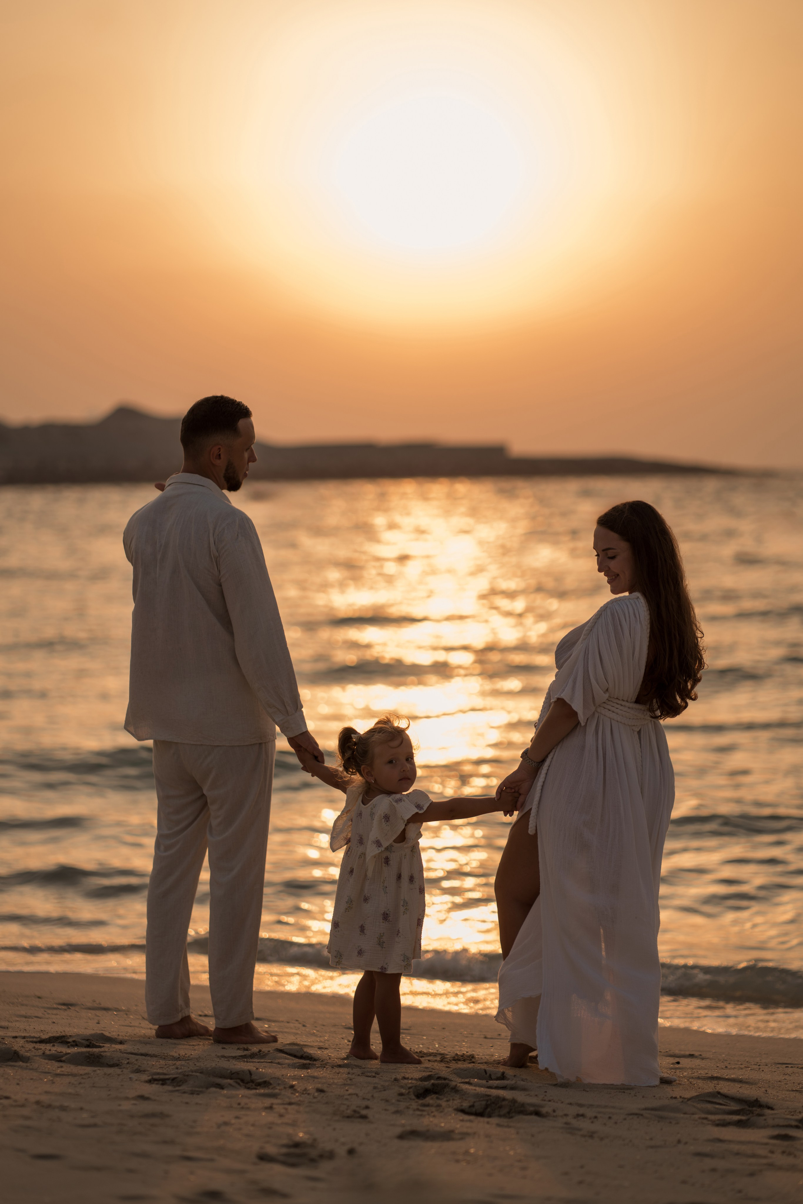 Golden hour, growing love. Angela Iakovleva — Family Photographer in Dubai
