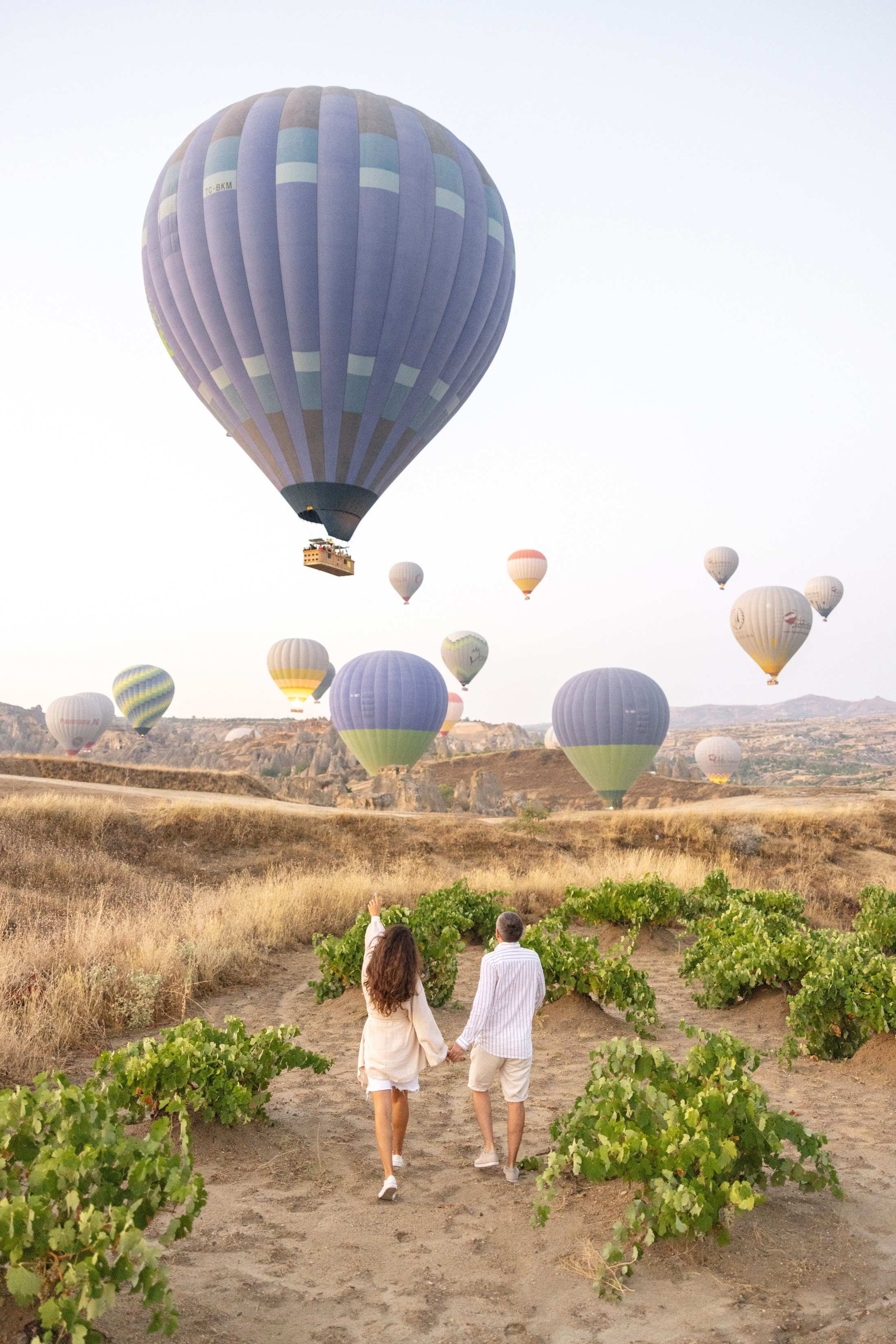 Family Photoshoot at Sunrise with Cappadocia’s Hot Air Balloons. Julia Ganch I Fashion Wedding Photography I Cappadocia Turkey