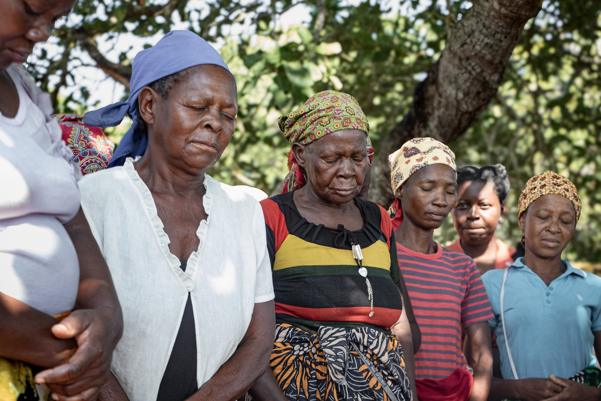 Officiellement présentée comme un projet stratégique pour l’économie nationale, la mine de Chibuto est perçue bien différemment par les riverains. À mesure que les bulldozers avancent, les terres cultivables disparaissent, les nappes phréatiques sont affectées, et les poussières polluantes envahissent les villages.