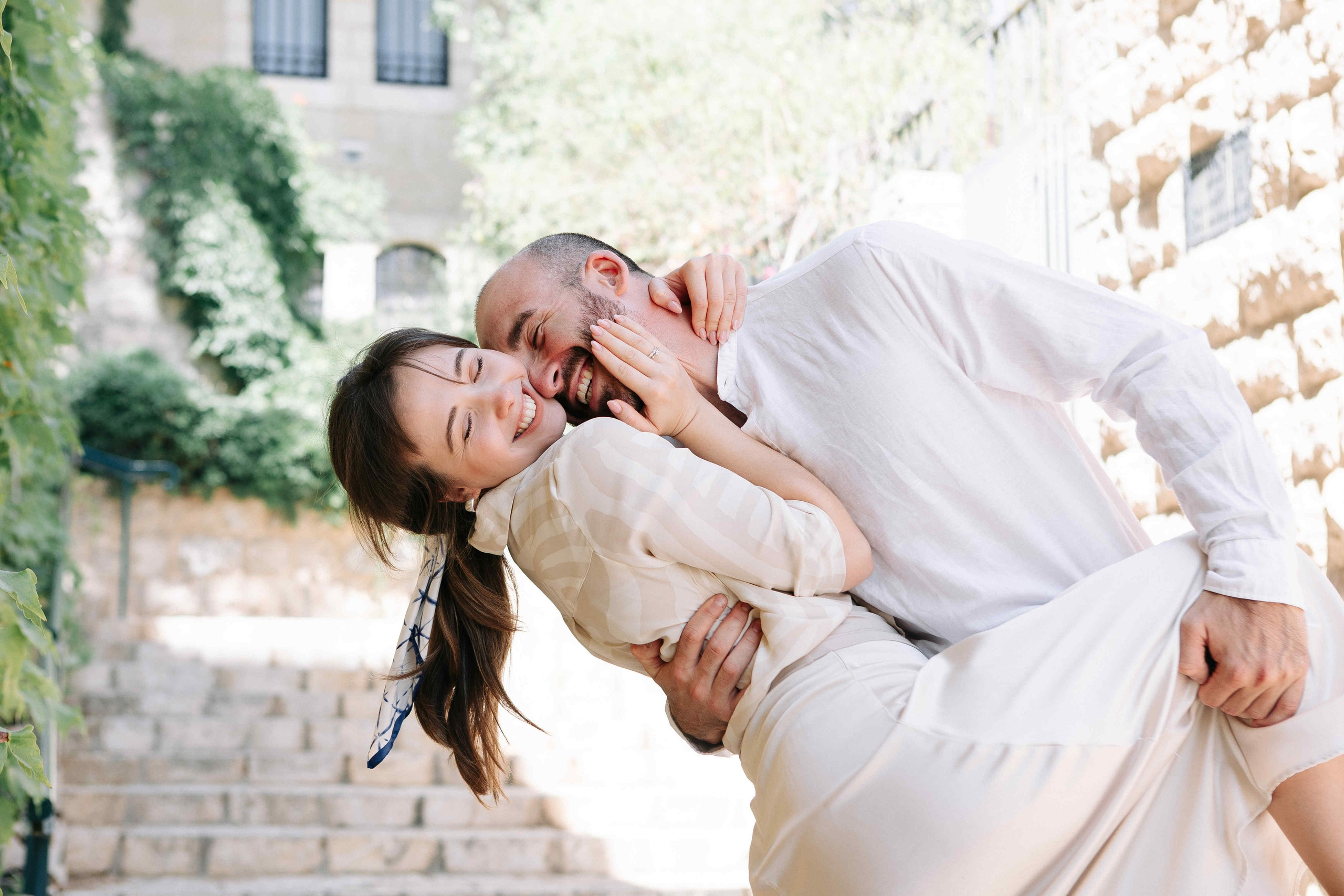 A MONTH AFTER THE WEDDING (morning). PHOTOGRAPHER IN ISRAEL