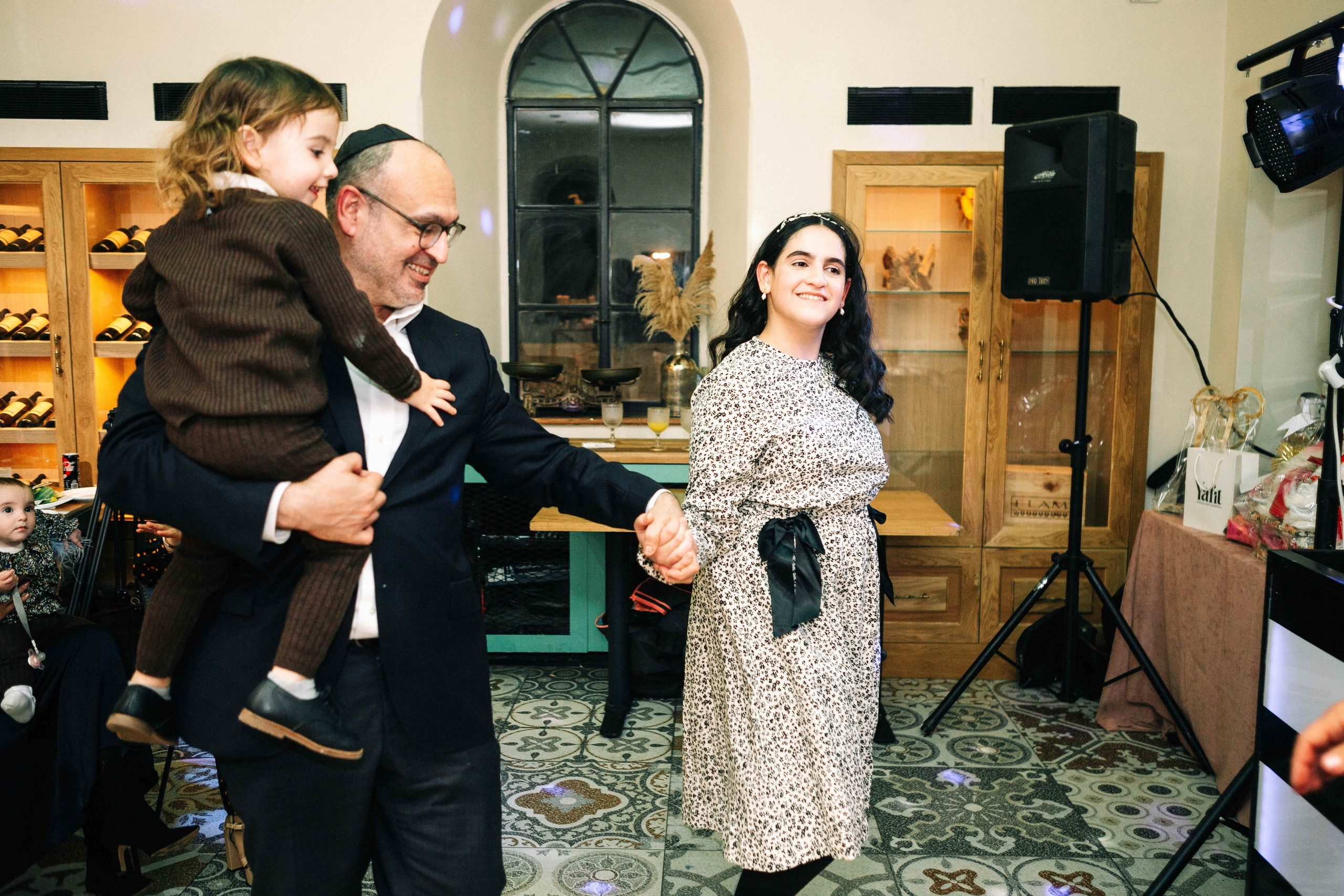 PARTY IN A RESTAURANT WITH THE WHOLE FAMILY. Https://shi-photo.com/