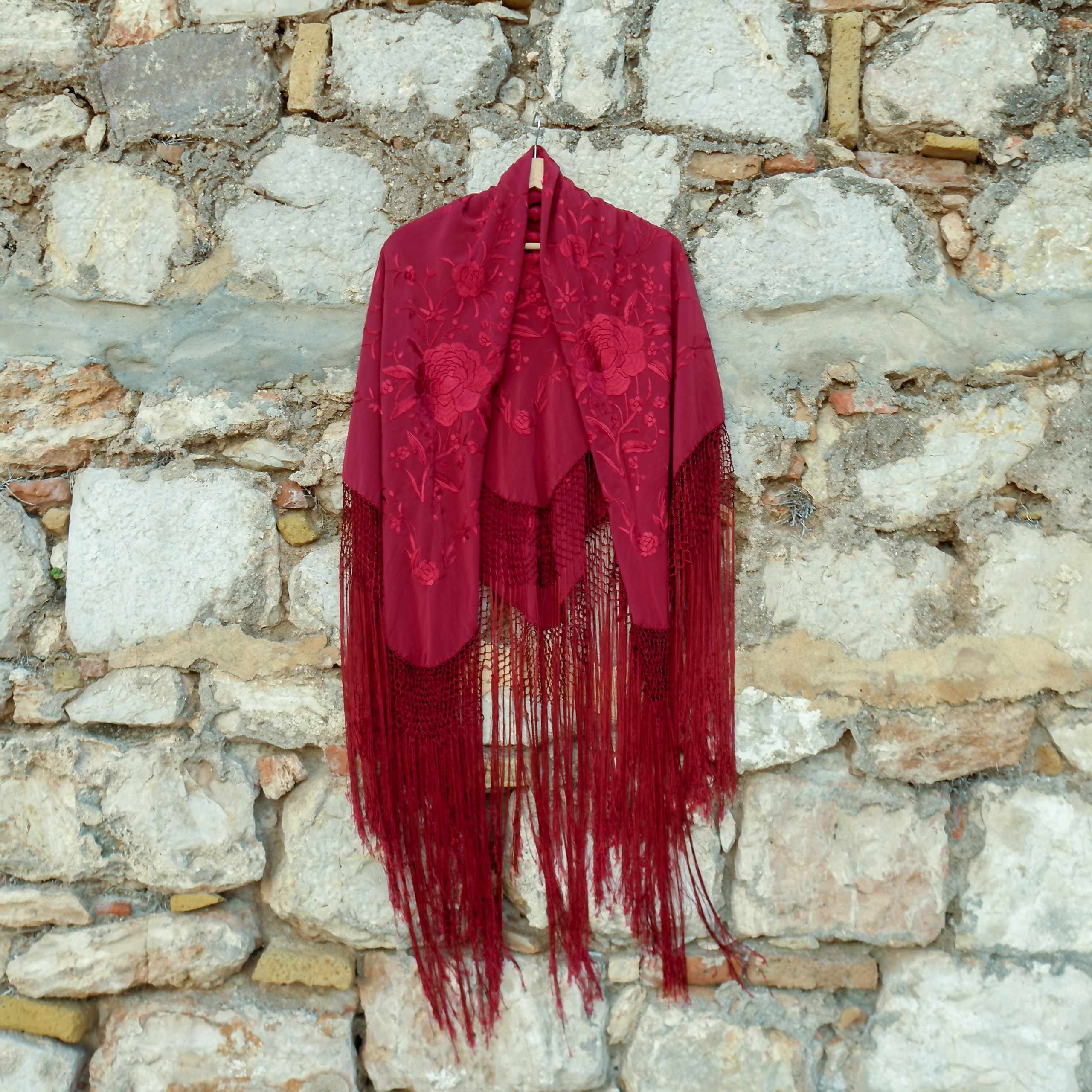 Manilashawlred. Современнные и актикварные украшения в Барселоне, Москве и Санкт-Петербурге