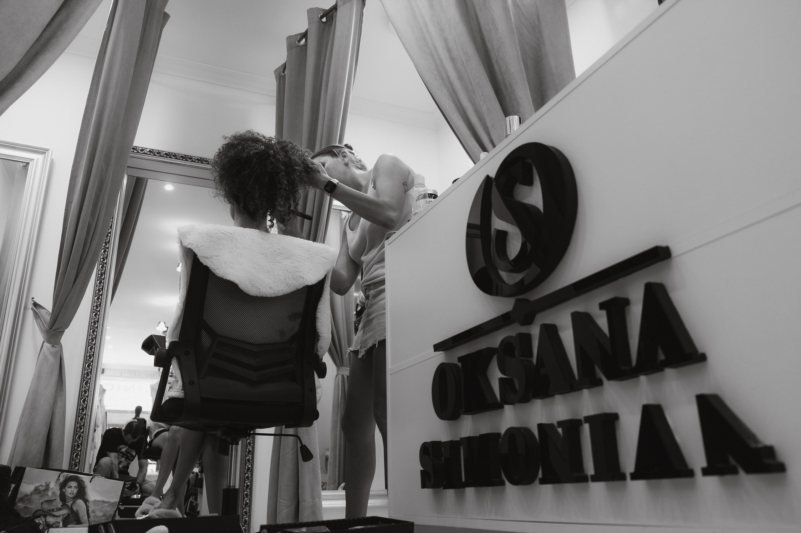 Preparación del backstage de una marca en un desfile de moda en Torrevieja — Fotógrafo de backstage Andrey Lukovnikov