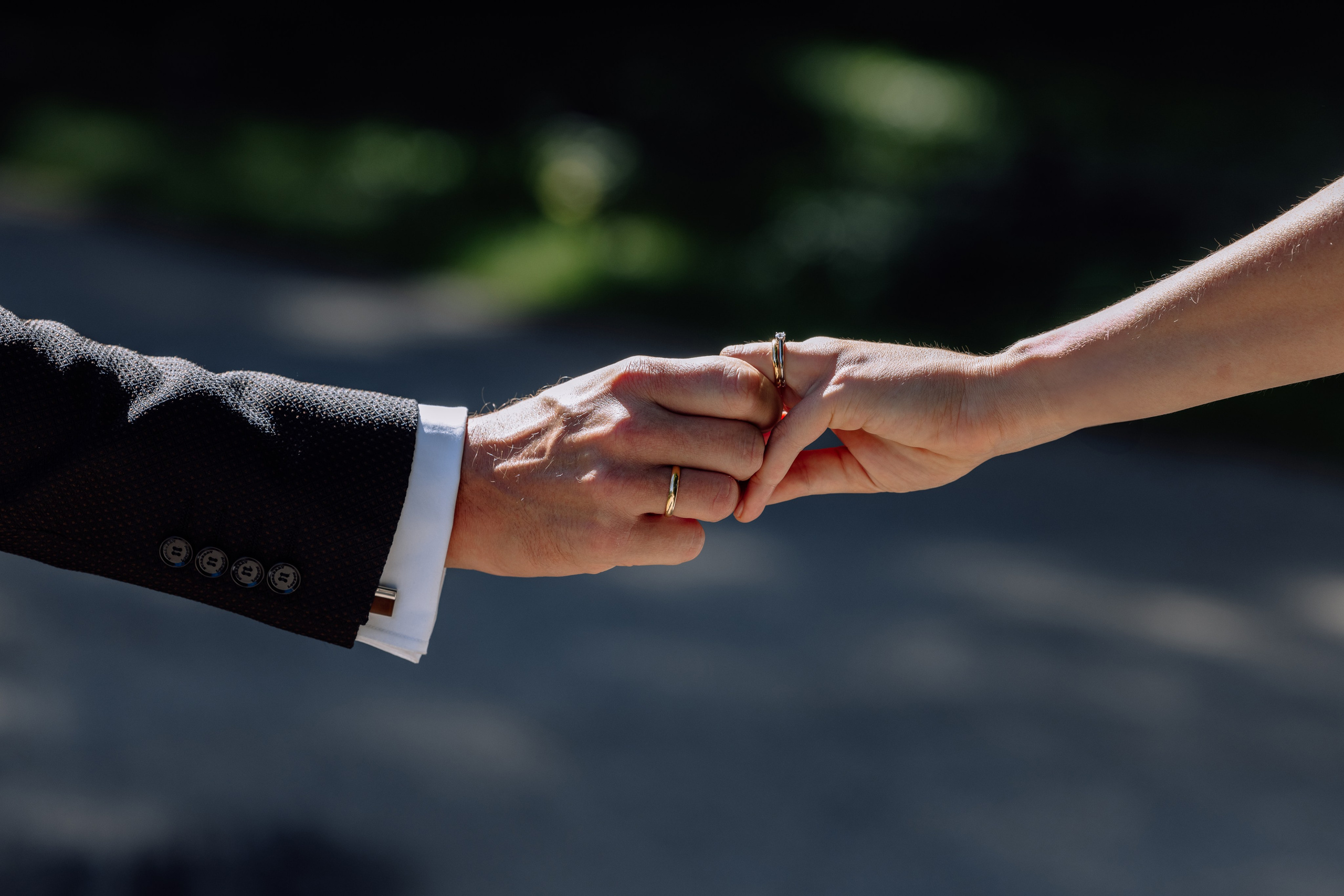 Close-up Hände und Eheringe im Standesamt Mandlstraße 14 – emotionaler Moment des Ringtausches