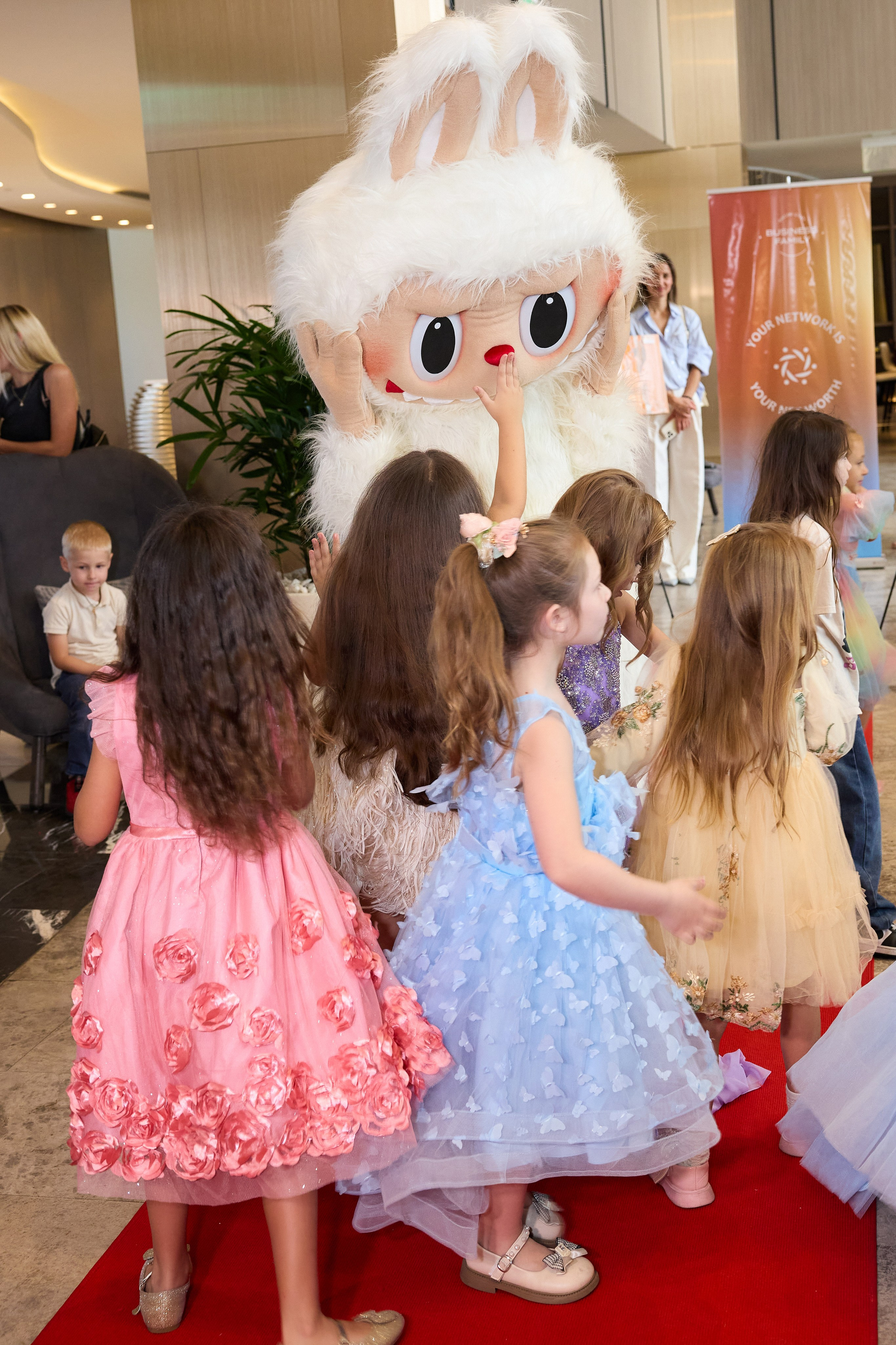 Авторская благотворительная художественная выставка Дианы Бортник. Фотограф Юлия Маковеева