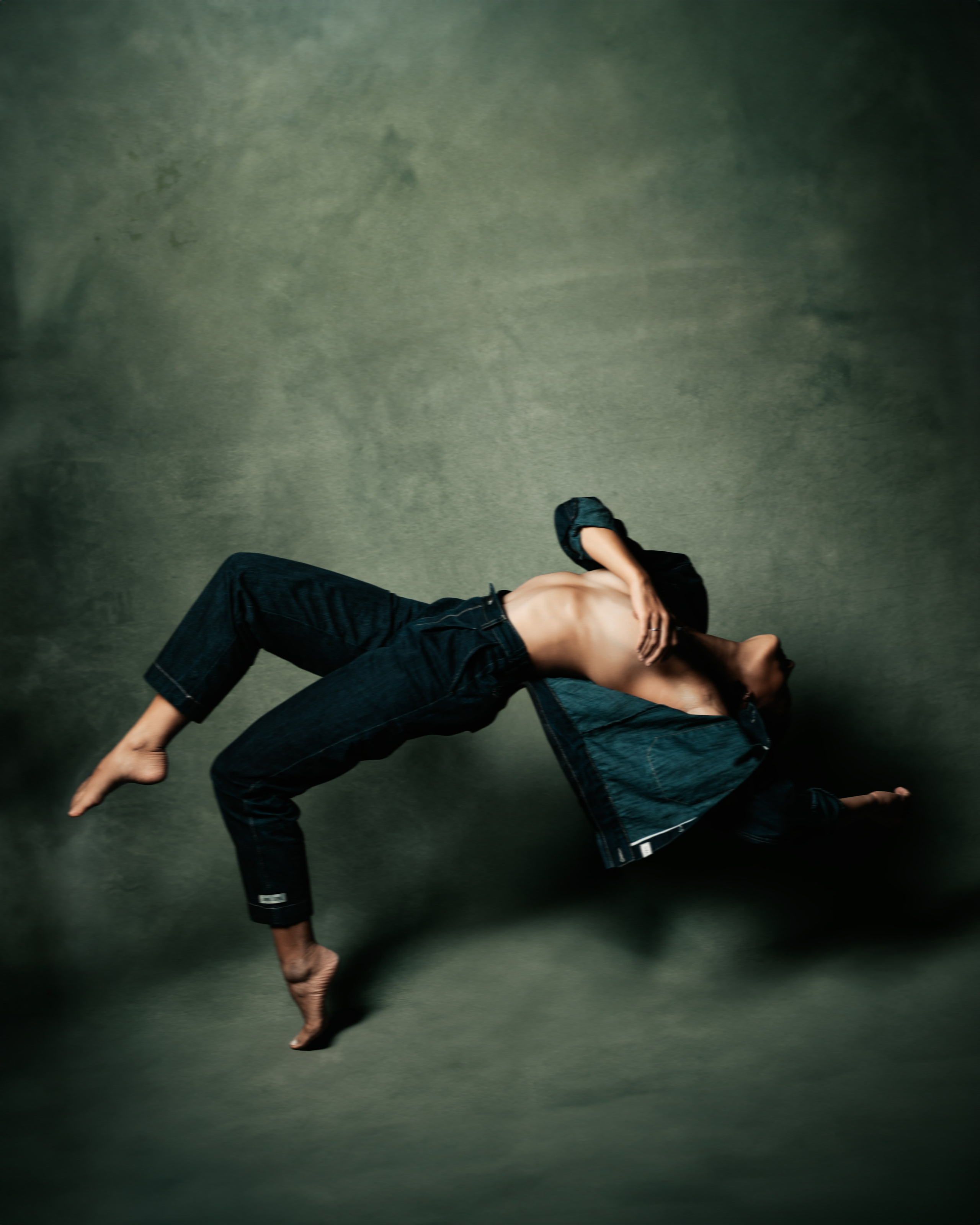 Ausdrucksstarkes Tänzerinfoto  – kreatives Lichtspiel