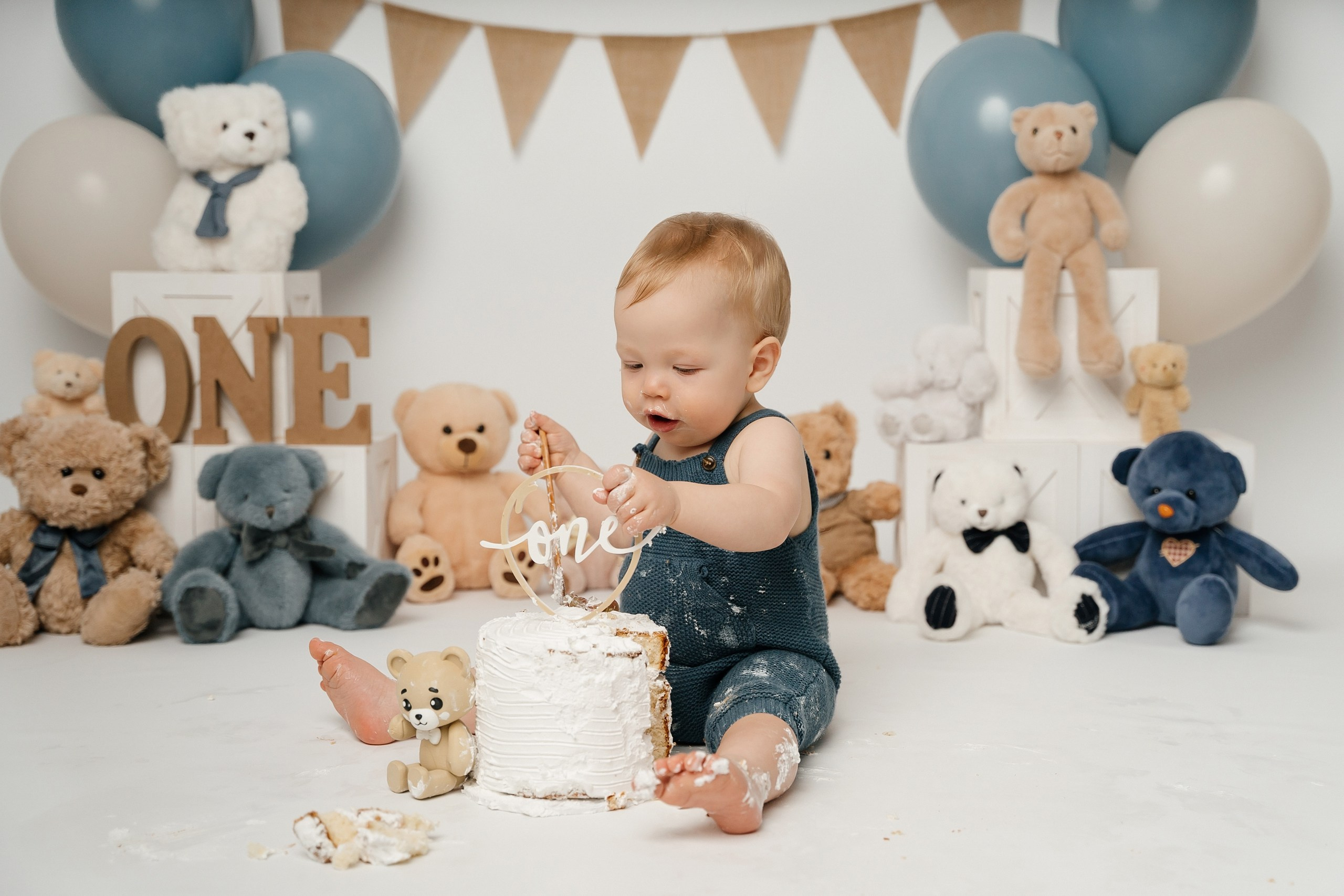 First birthday cake smash session. Newborn and family photographer. Hills District. Sydney