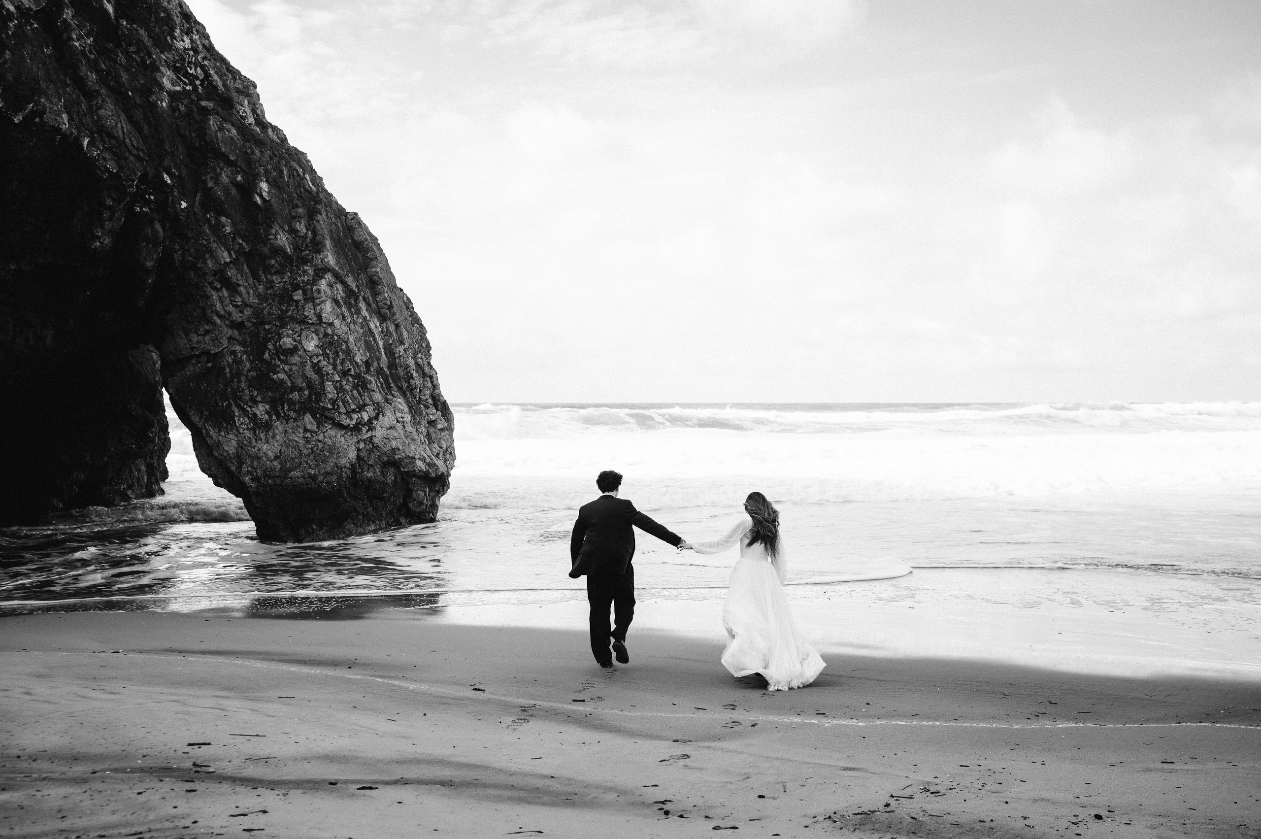 Ședință foto de nuntă pe plaja Adraga – emoție la malul oceanului Atlantic. Valentin Melen - fotograf de nunta 🤍
