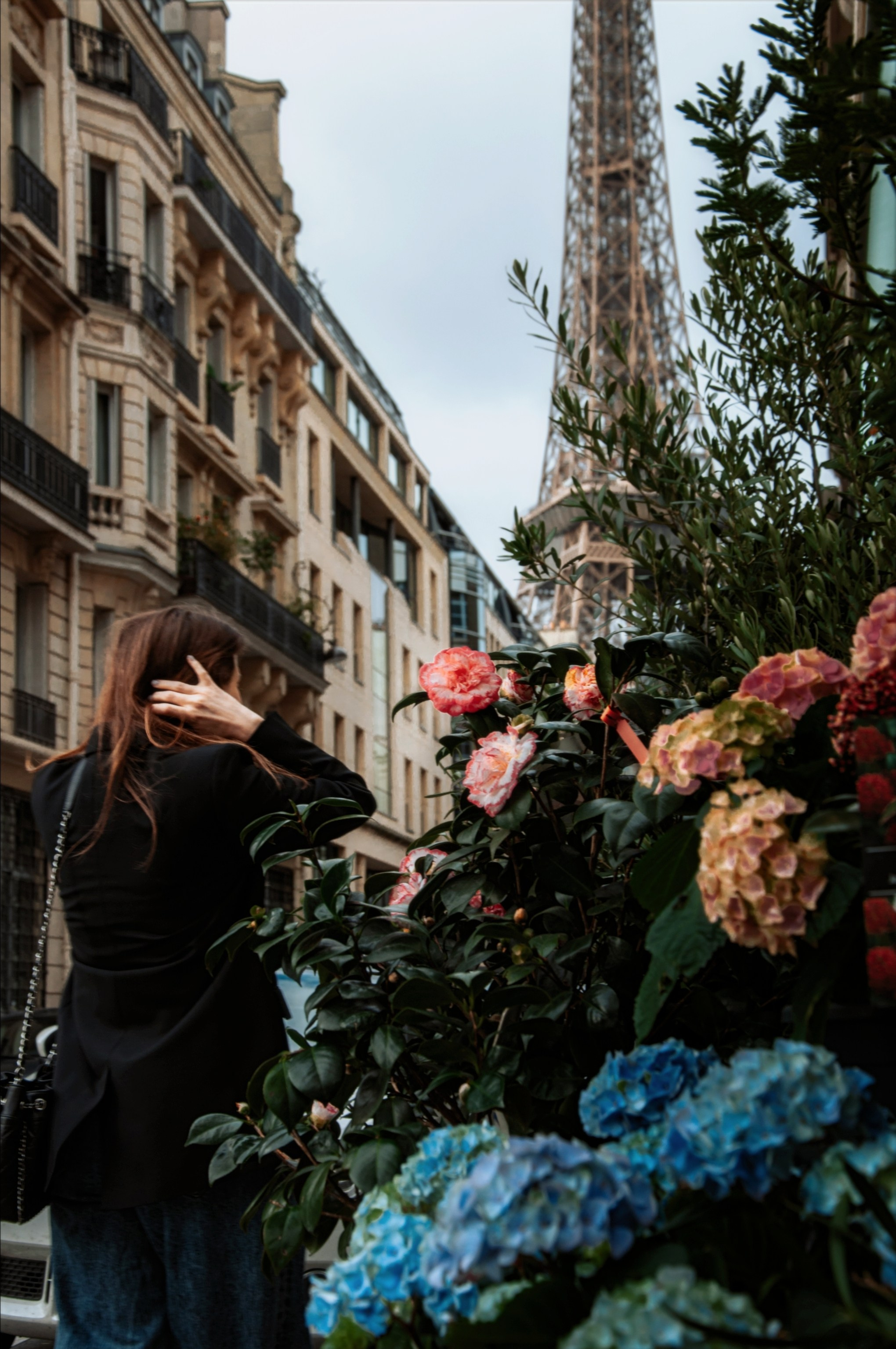 Фотосессия подруг у Эйфелевой башни. Фотограф в Париже Полина Осипова