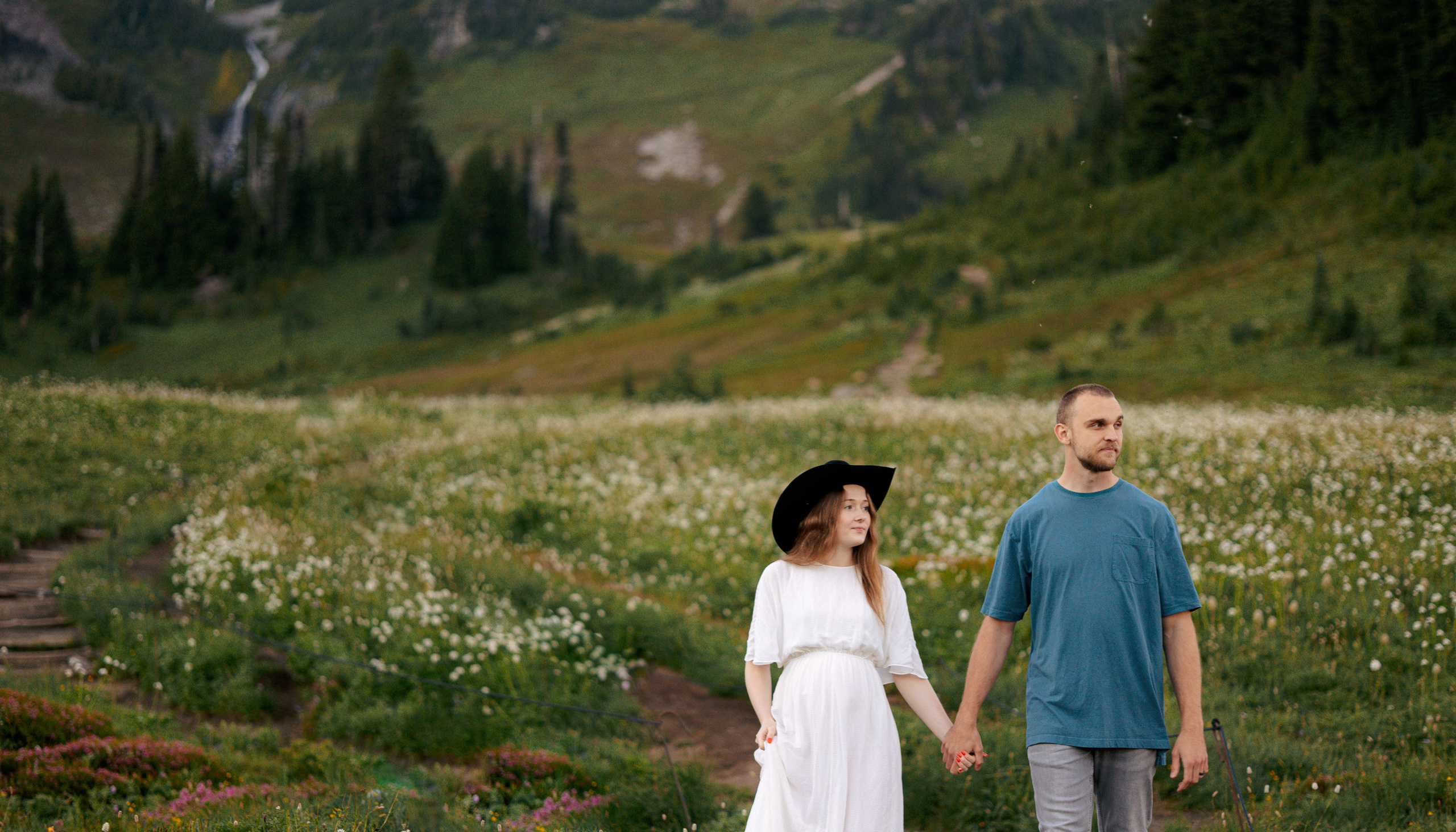 Embrace of Wildflowers. Family photographer Oregon — Washington
