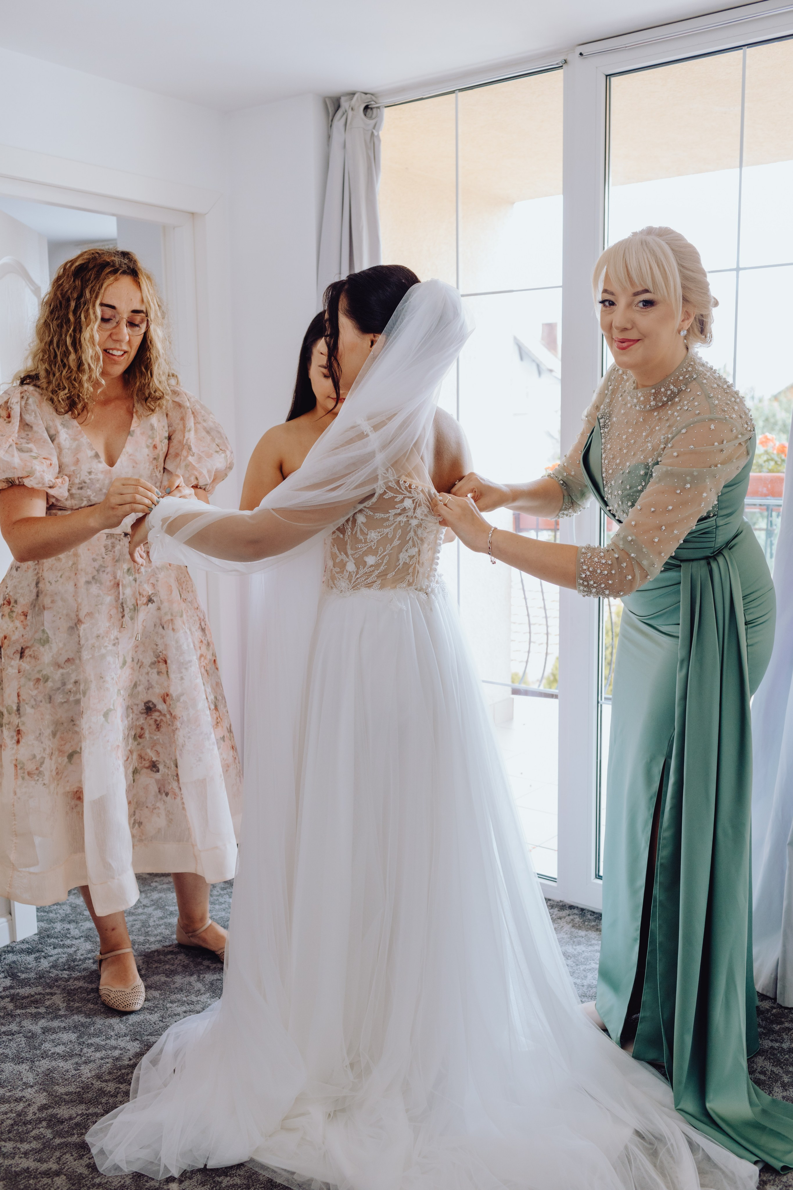 Moise & Delia. Wedding & couple photographer from Romania Rut Vetan