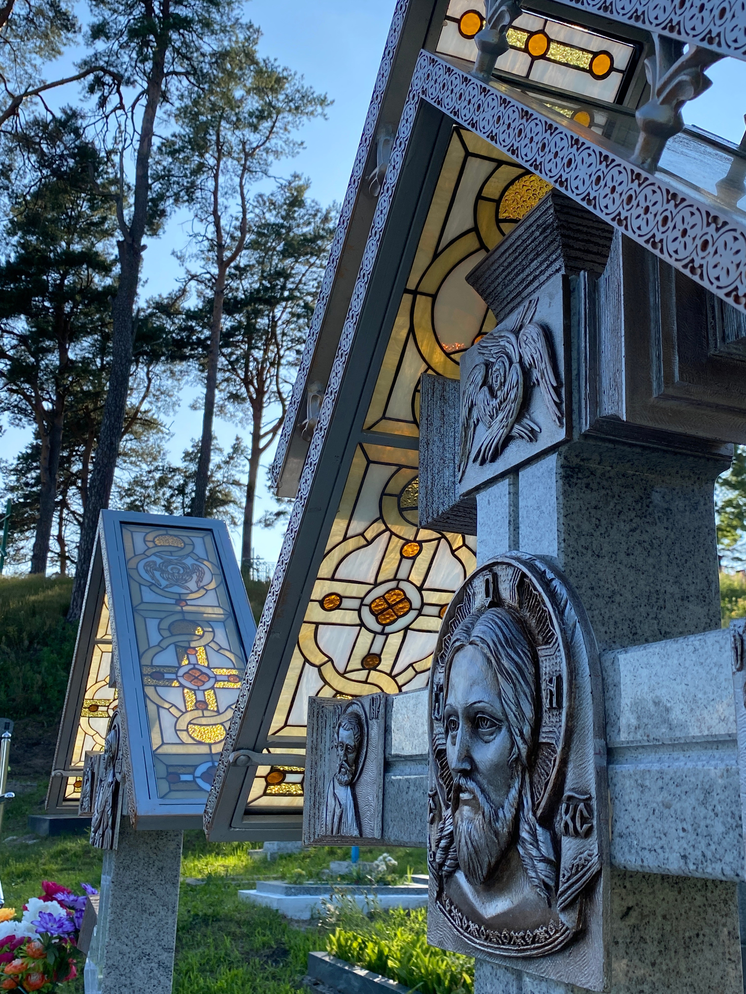 Мемориальная композиция в Успенском Жировичском ставропигиальном монастыре Белорусской православной церкви в агрогородке Жировичи Слонимского района Гродненской области Республики Беларусь. Протоиерей Фёдор Повный - идея и творческая концепция. Мария Тарлецкая - автор проекта и руководитель реализации. Анна Авгуль - витраж.  2022-2023 г. Сталь, витражи, монолитный поликарбонат,  художественная ковка, лазерная резка, сварка.