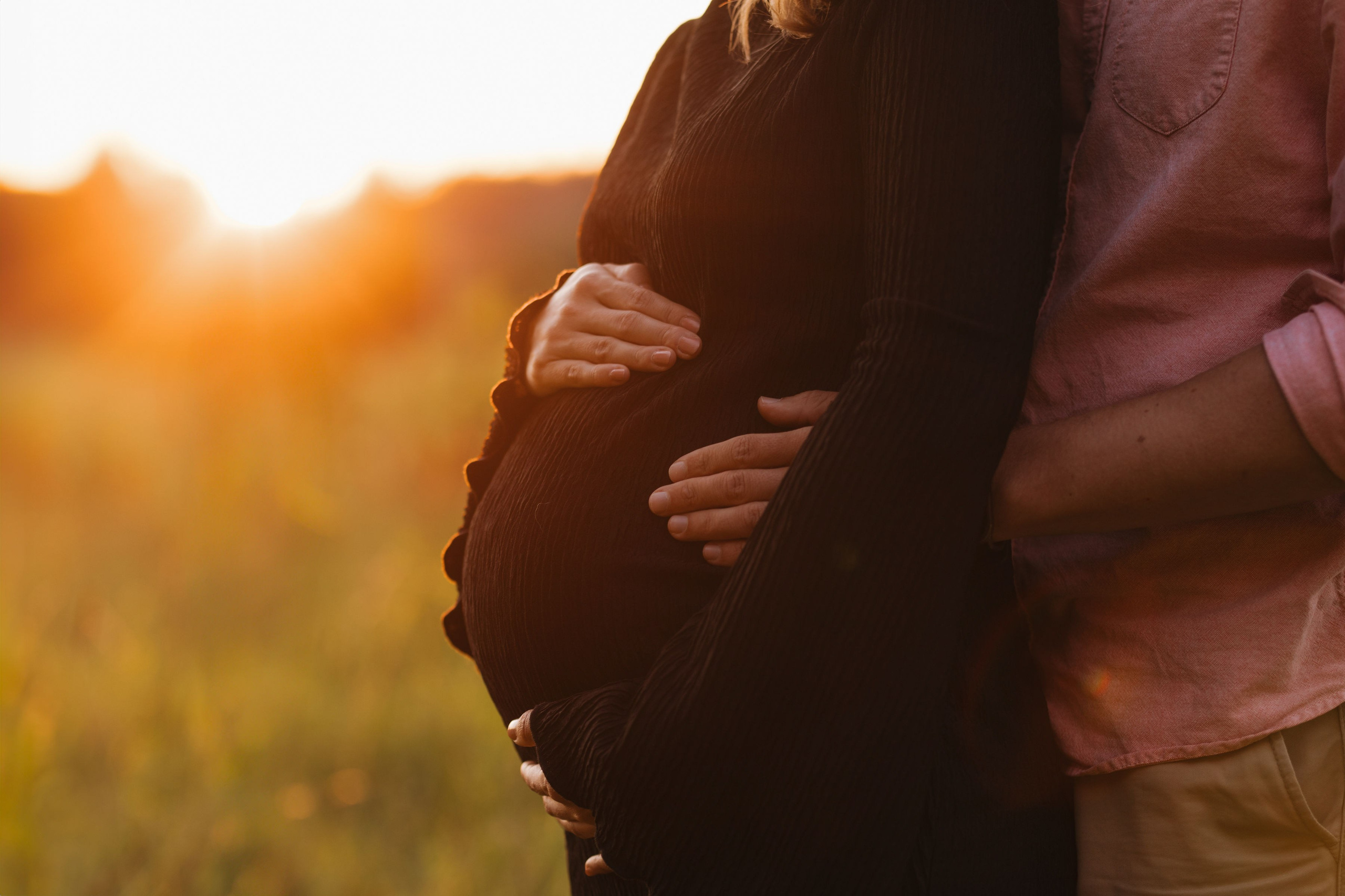 VIKTORIJA IR LINAS | LAUKIMO FOTOSESIJA PIEVOJE. Vestuvių ir nėščiųjų fotografė Raminta Razmaitė