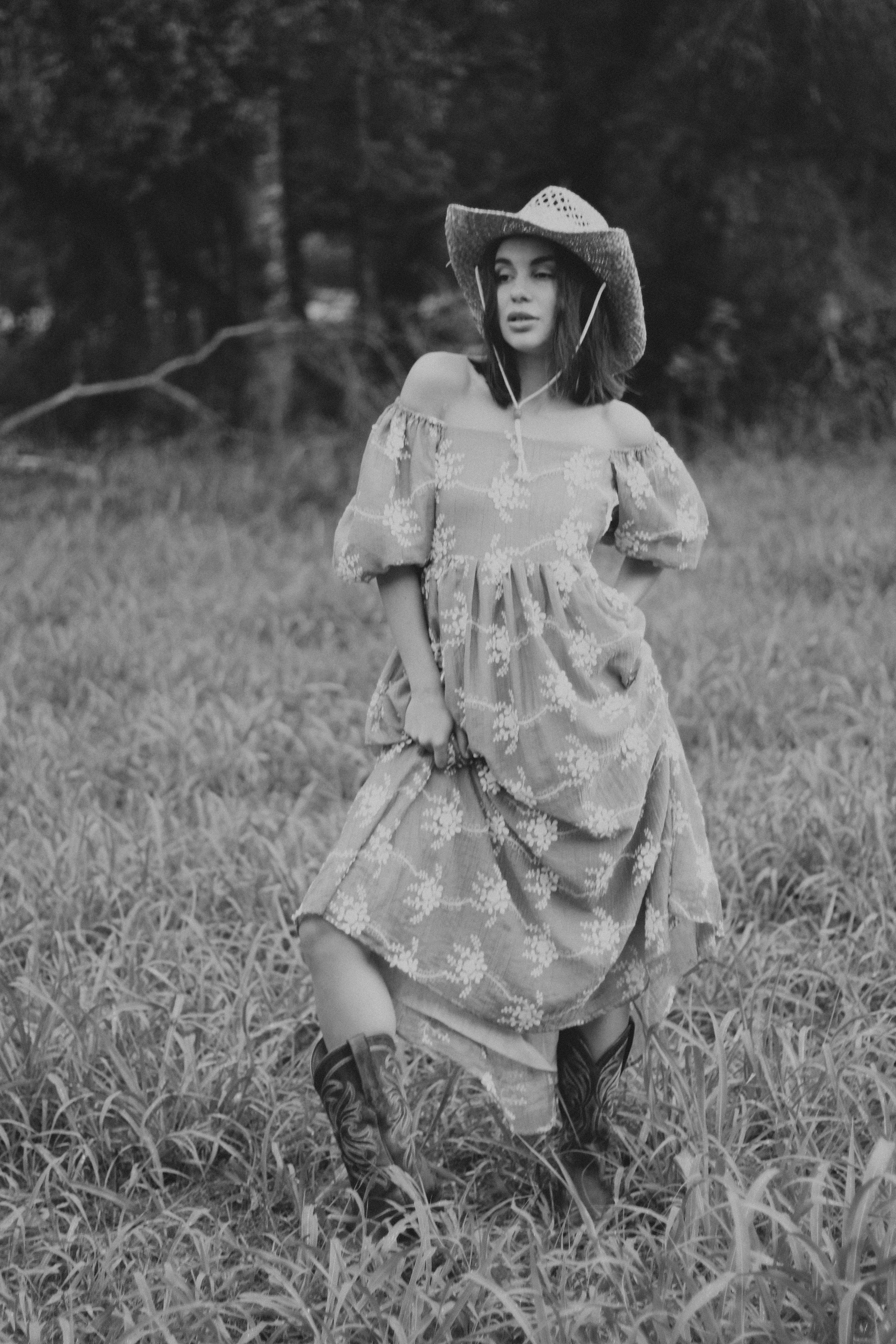Countryside cowgirl-style portrait photoshoot. Lana Petrychenko — Portrait & Family Photographer. Valencia, Spain