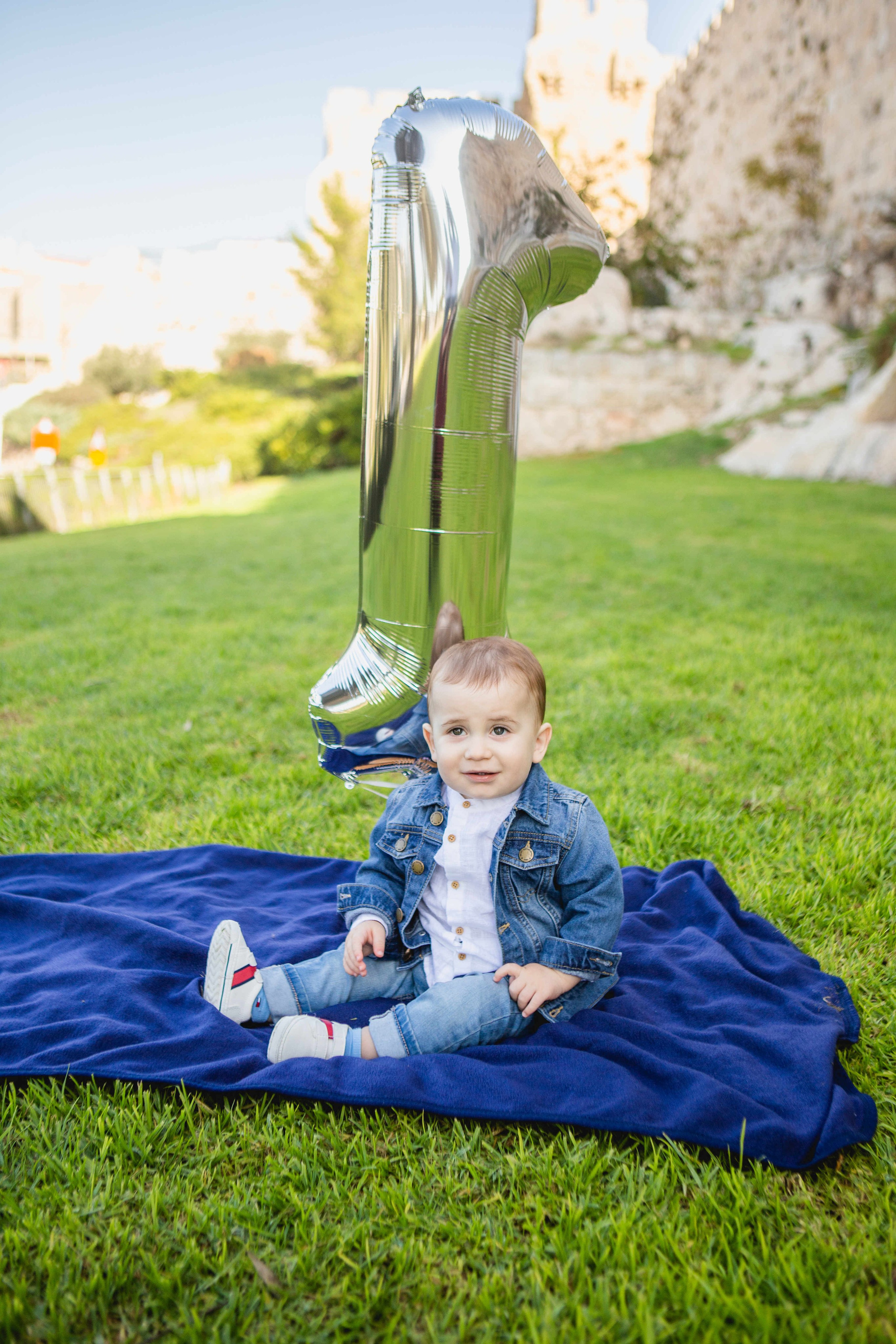 AT THE WALLS OF THE OLD CITY. PHOTOGRAPHER IN ISRAEL