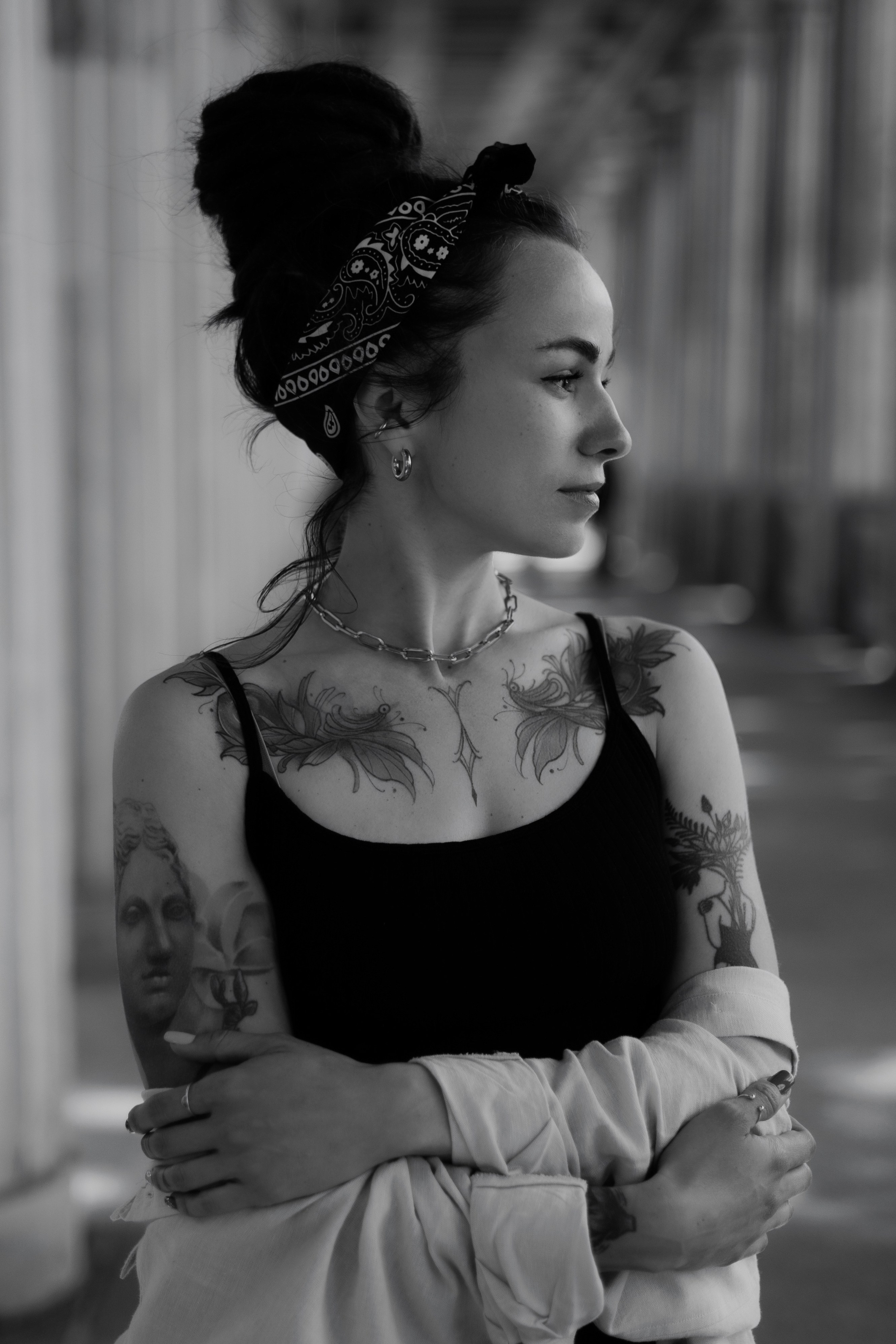 Black&White Street Portrait in Berlin. Woman with Tattoos&Dreadlocks. Authentic Photography by Kristina Kozheltsova. Kristina Kozheltsova- Soulful Portrait&Lifestyle&Love Story Photographer in Leipzig, Germany