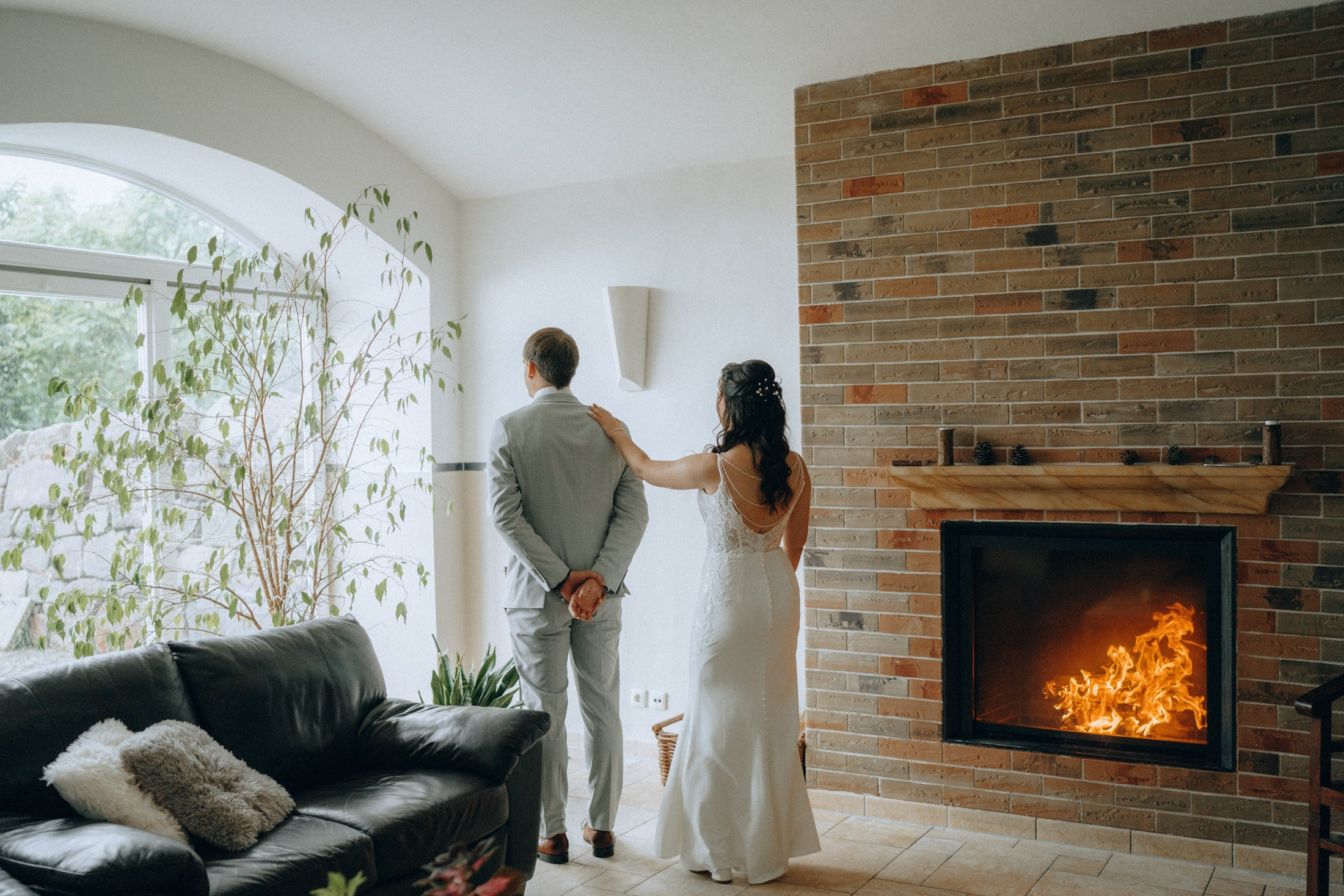 Brautpaar tanzt vor dem Kamin – emotionale Hochzeitsreportage Dresden