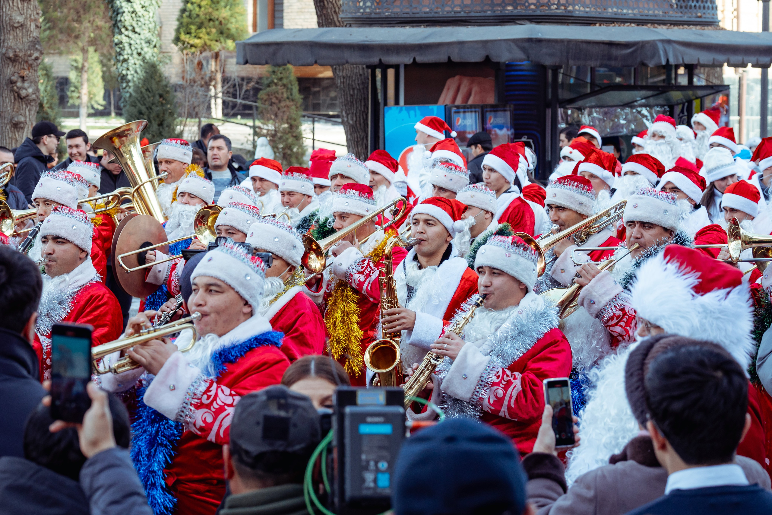 Парад Дедов Морозов. Георгий Намазов | Фотограф в Ташкенте