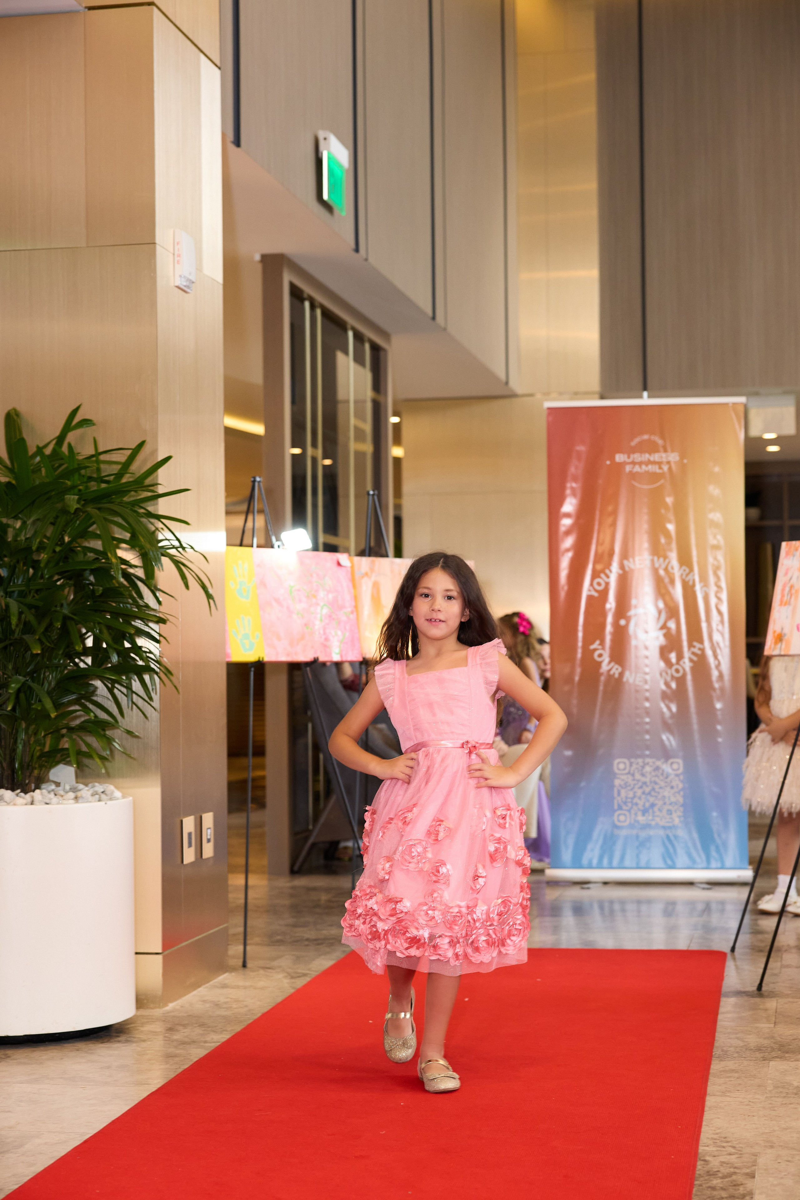 Авторская благотворительная художественная выставка Дианы Бортник. Фотограф Юлия Маковеева