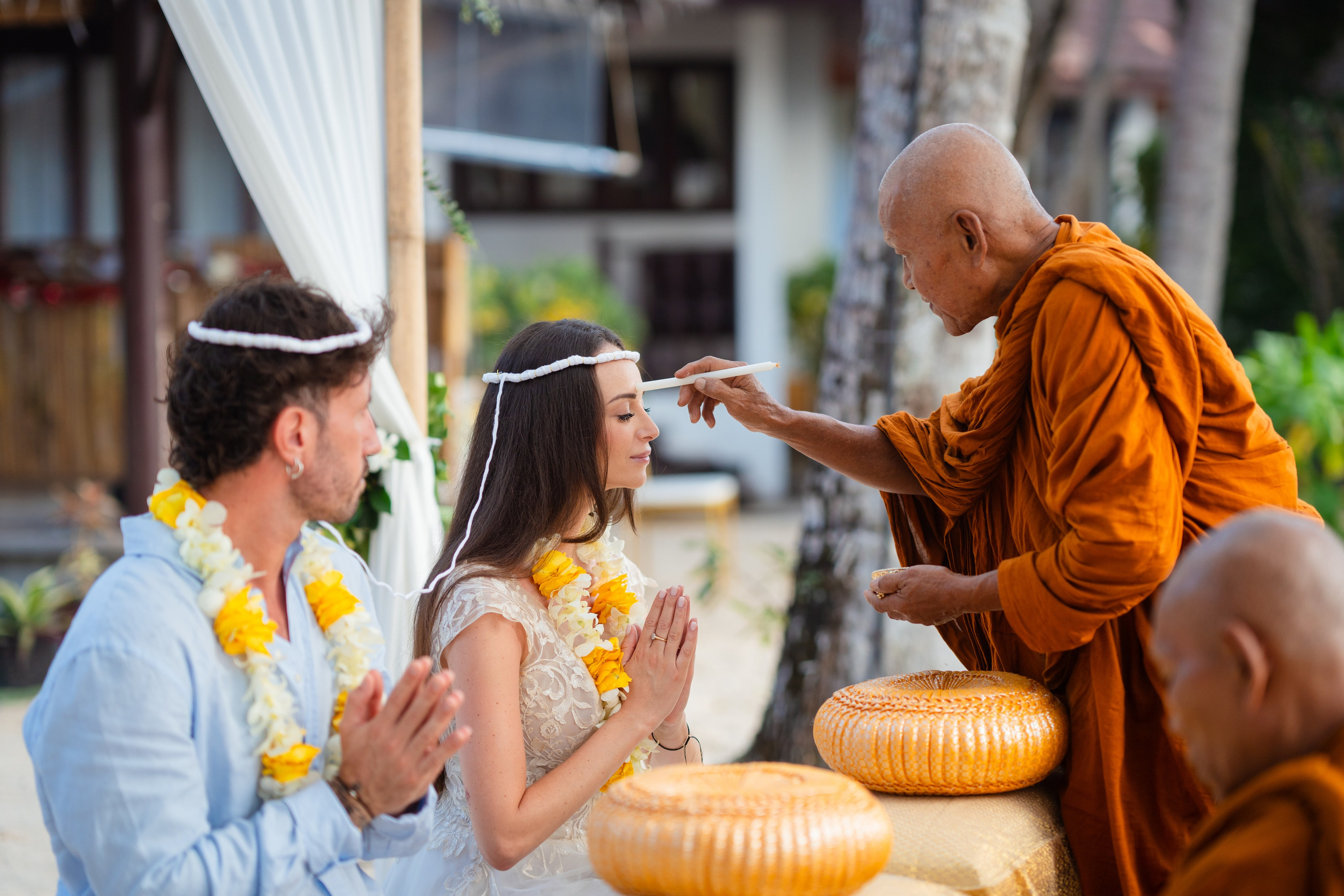 With guests. Буддийская свадебная церемония на Самуи, Таиланд