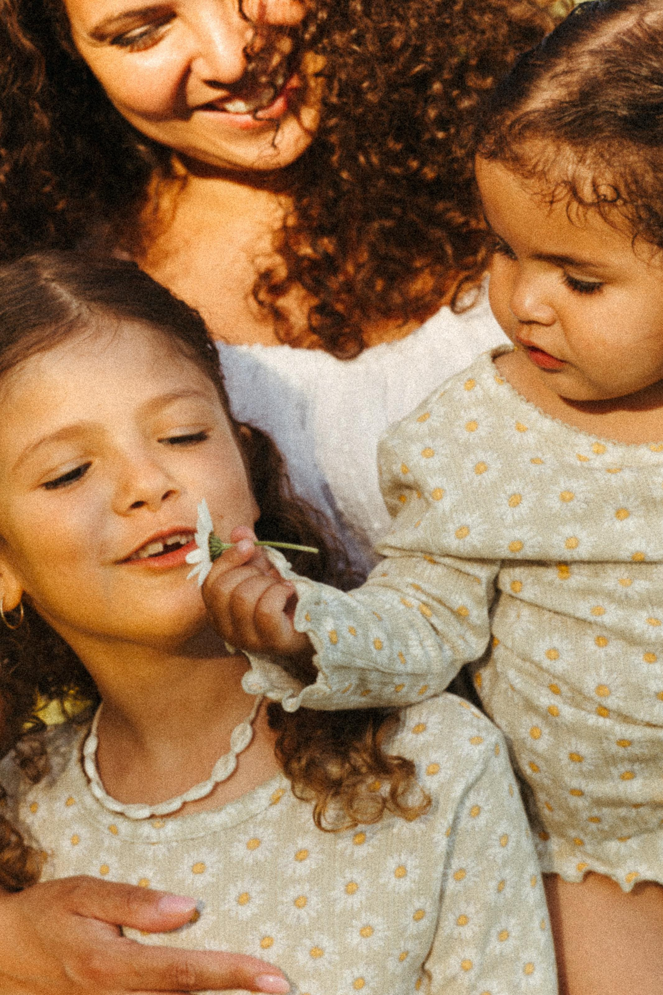 Mädels unter sich. Familienfotografin in Bern, Schweiz