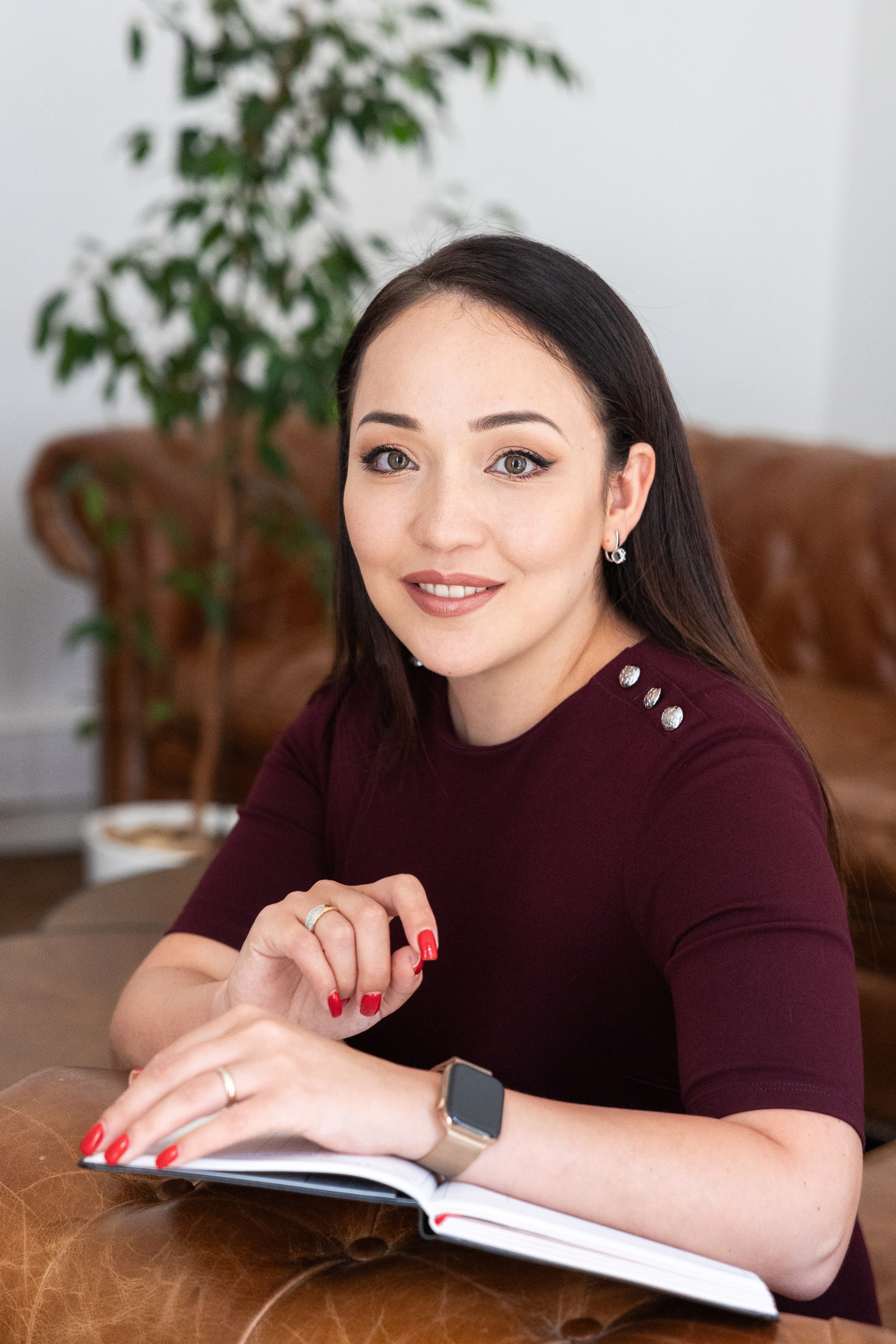 corporate-portrait-woman-laptop-bordeaux