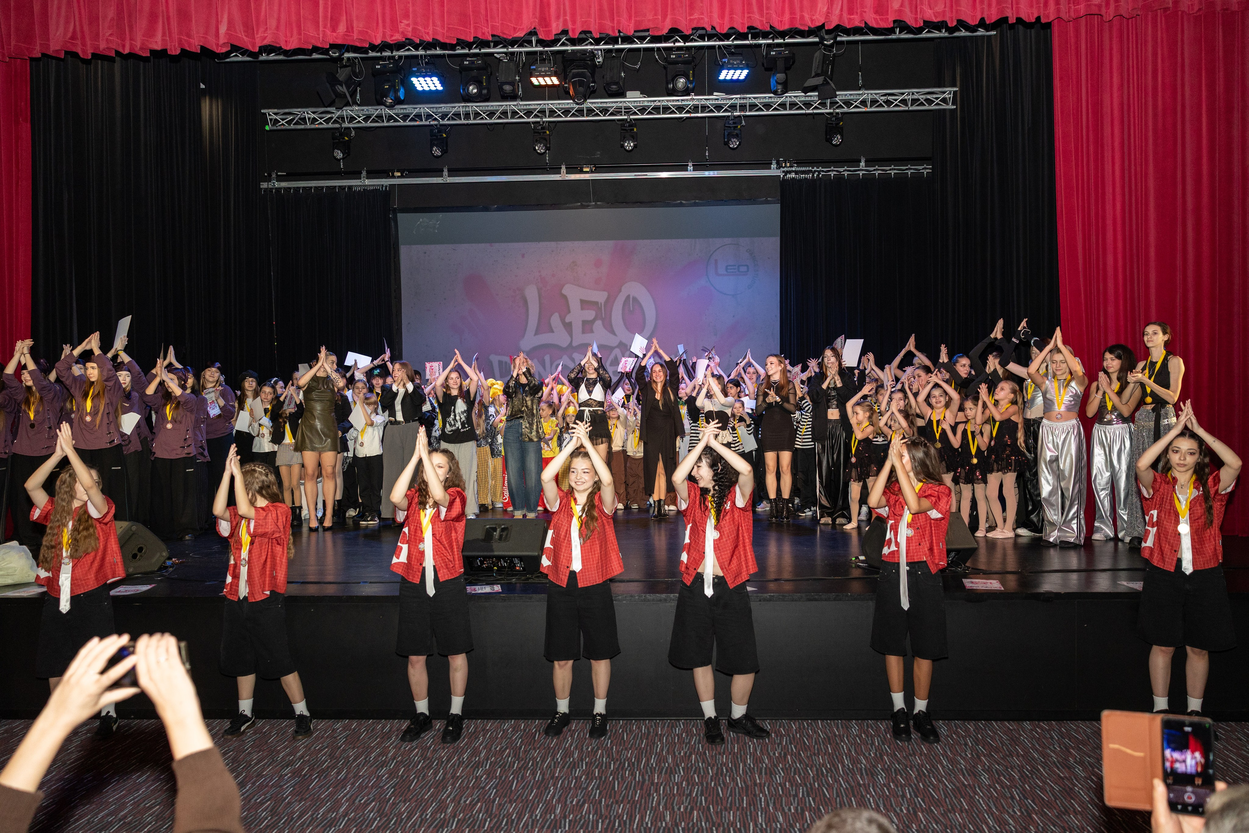 LEO DANCE SHOW WINTER 2025. Семейный и детский фотограф в Варшаве Мила Бобровская