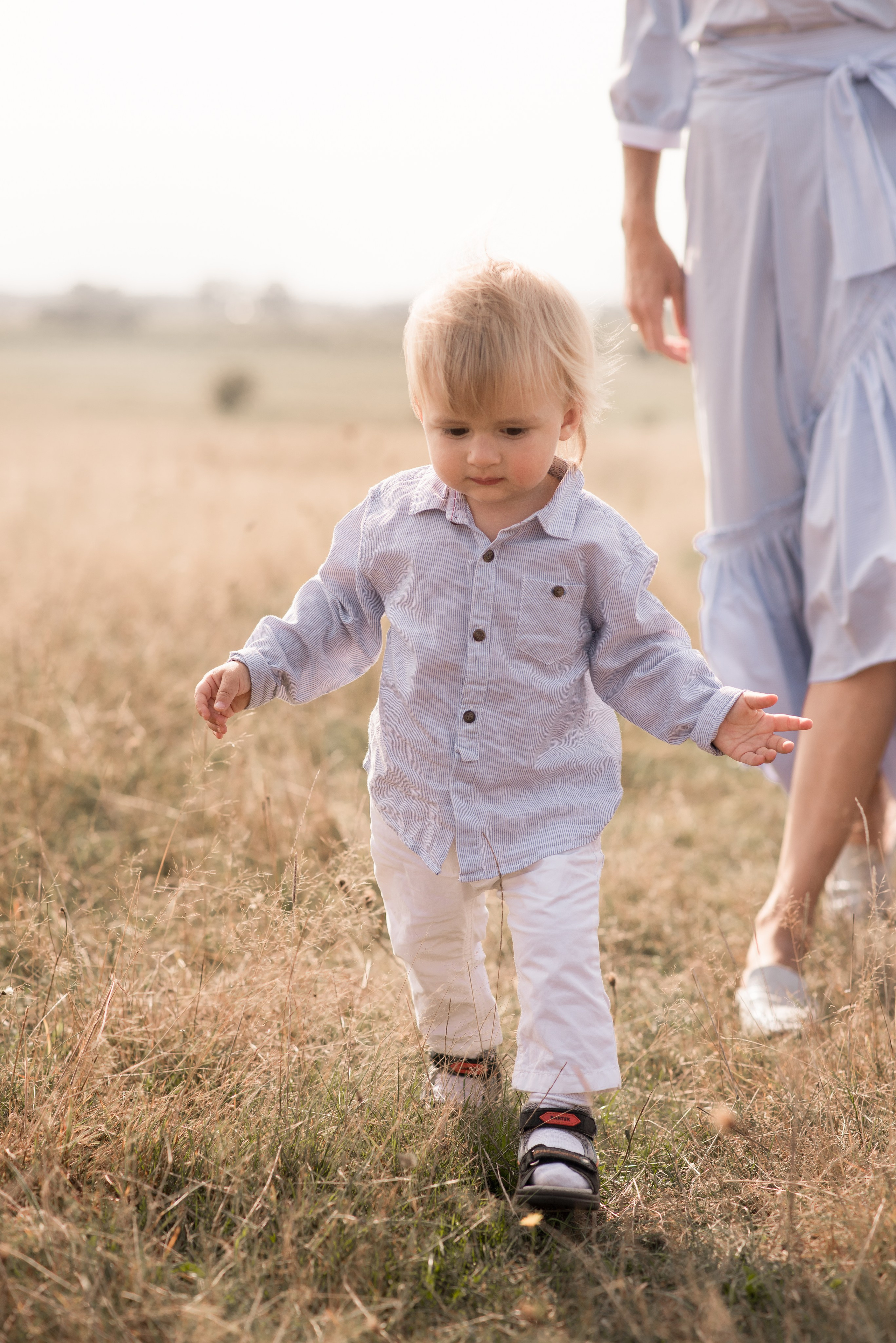 Entdecken Sie eine professionelle Familienfotoserie im Freien. Natürliche Posen, warme Farben und authentische Momente für moderne Familienfotografie.
