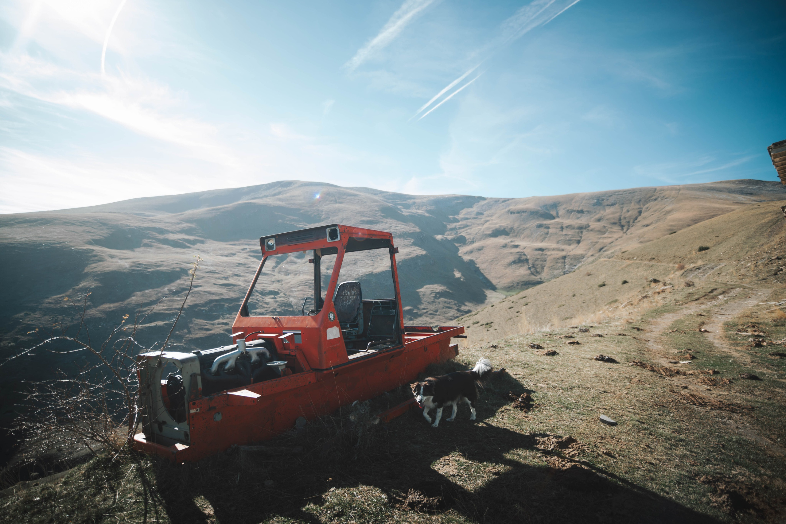 Salto de agua Mainera, Estación de esquí abandonada, Llesui. Alba del Norte Studio