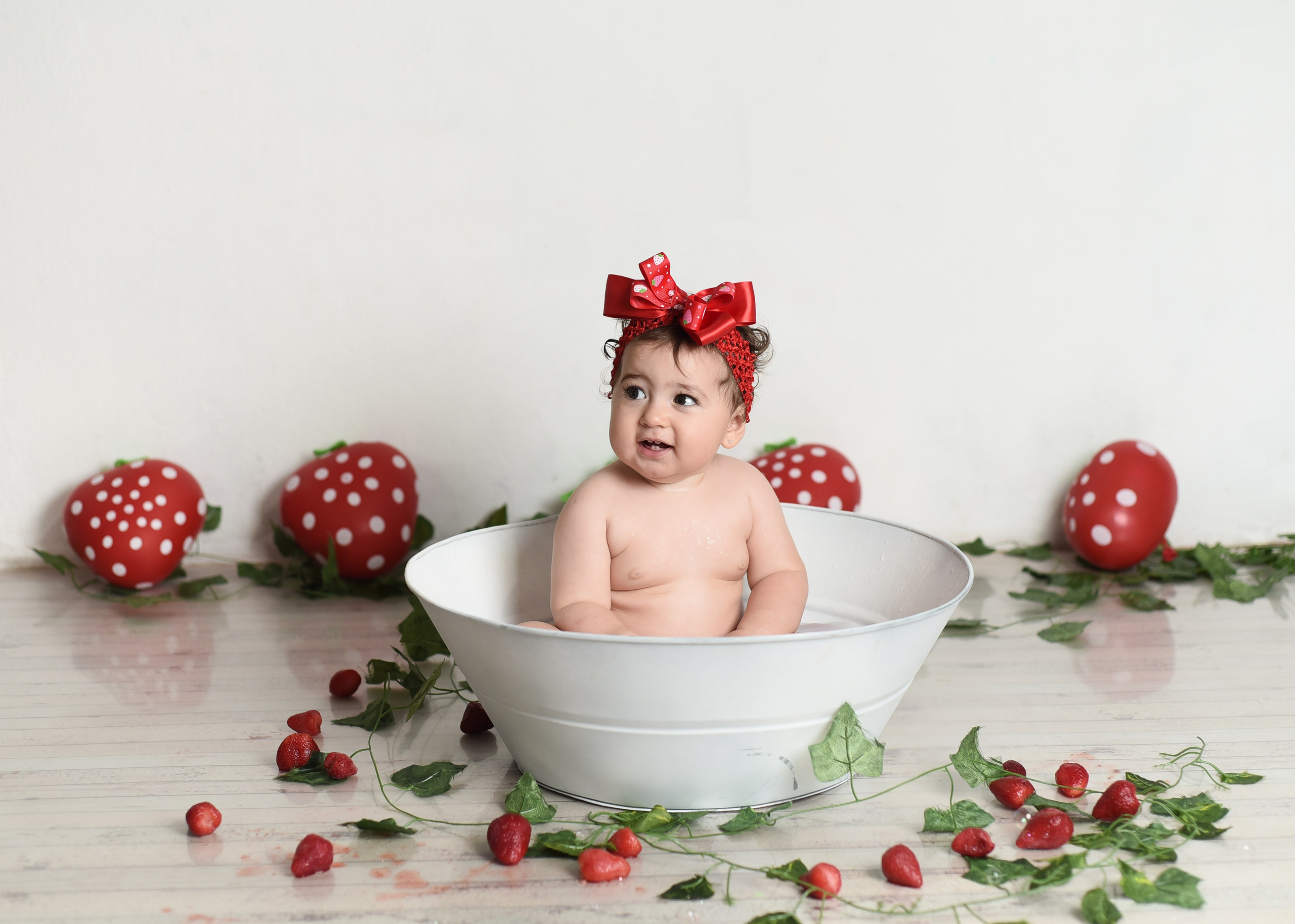 Sesión 1er año de Rebeca. Temática: Frutillita + Mini Sesión Navideña. Fotografo de casamiento en misiones y fotógrafo de familia  Posadas