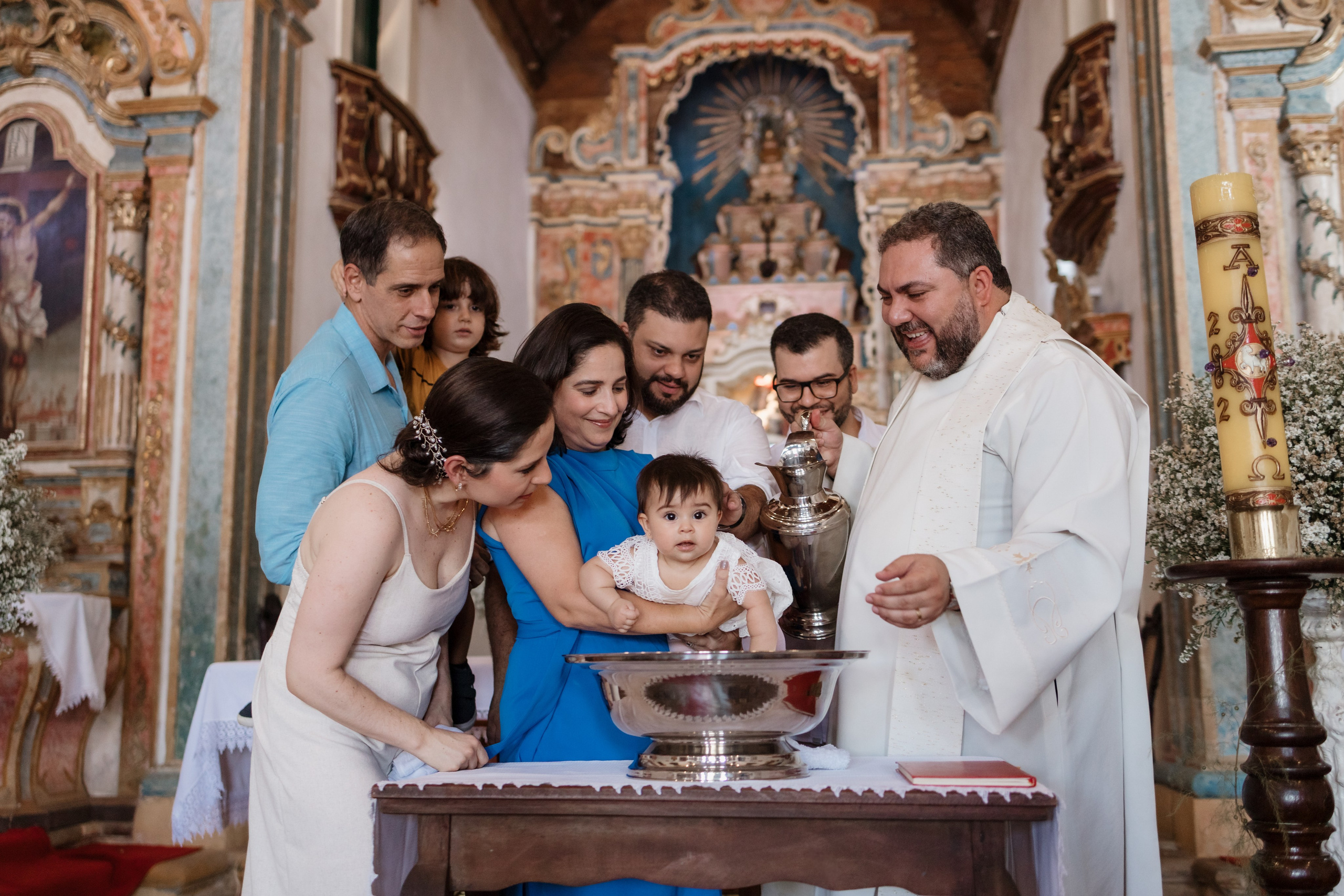 Família reunida durante celebração de batizado