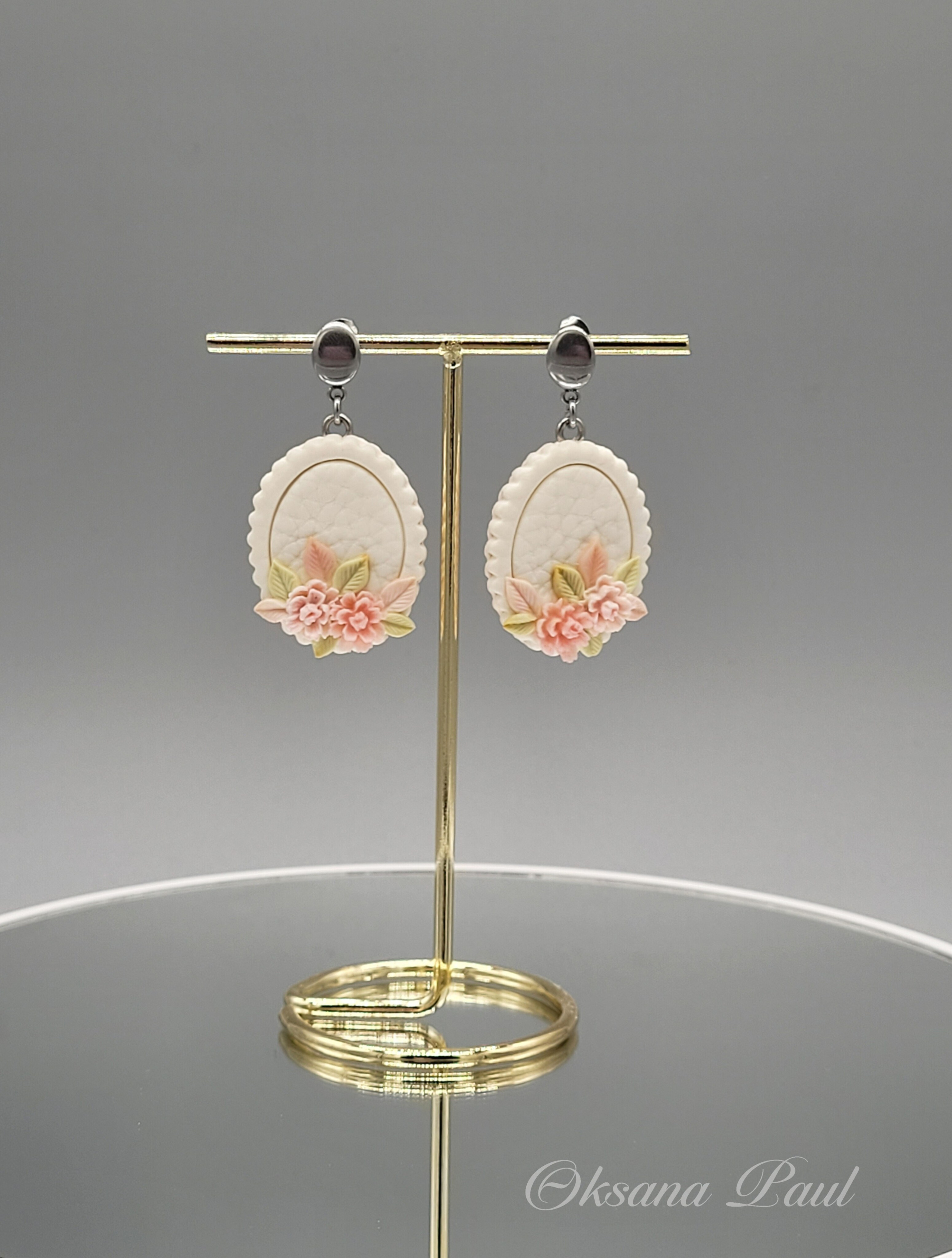 Украшения ручной лепки из полимерной глины с покрытием смолой: серьги, миниатюрные броши и арт-объекты с глянцевым блеском. Уникальные украшения Oksana Paul создаются вручную, с эффектом стеклянной поверхности, объёмными деталями и художественной подачей. Полимерная глина, смола, 3D-лепка, украшения из полимерной глины, серьги ручной работы, аксессуары ручной работы. Handgemachter Schmuck aus Polymer Clay mit Harzüberzug: Ohrringe, Miniaturbroschen und glänzende Kunstobjekte mit 3D-Effekt. Einzigartiger Schmuck von Oksana Paul – handgefertigt, mit gläserner Oberfläche, feinen Details und künstlerischem Ausdruck. Polymer Clay Schmuck, Harz Finish, handgemachte Ohrringe, Schmuckdesign, Kunstschmuck.