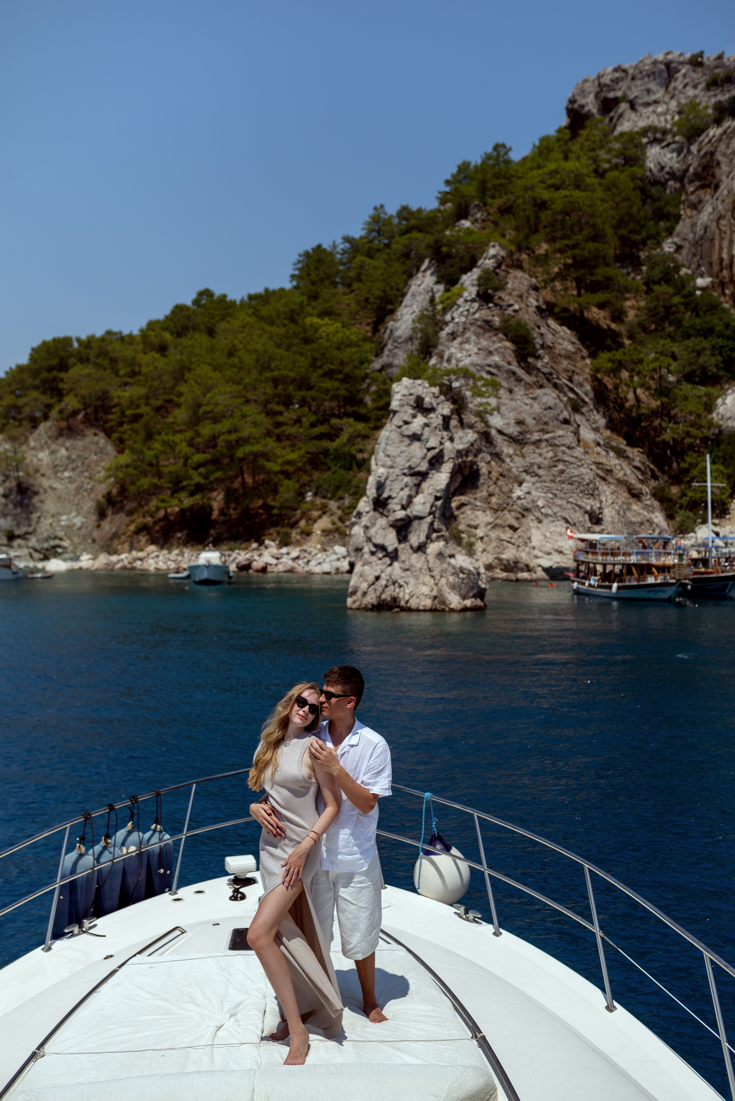 Фотосессия на белоснежной яхте в Турции. Фотограф Анталия, Кемер, Белек, Сиде Дарья Кая