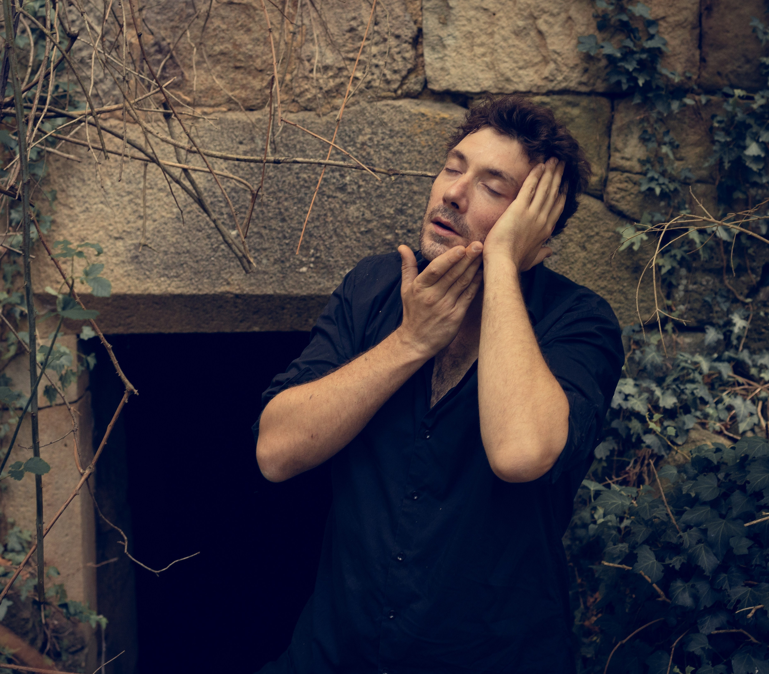 Portrait du portfolio d’un acteur Avignon Provence France. Histoires d’amour, séances photos de famille et de mariage en France