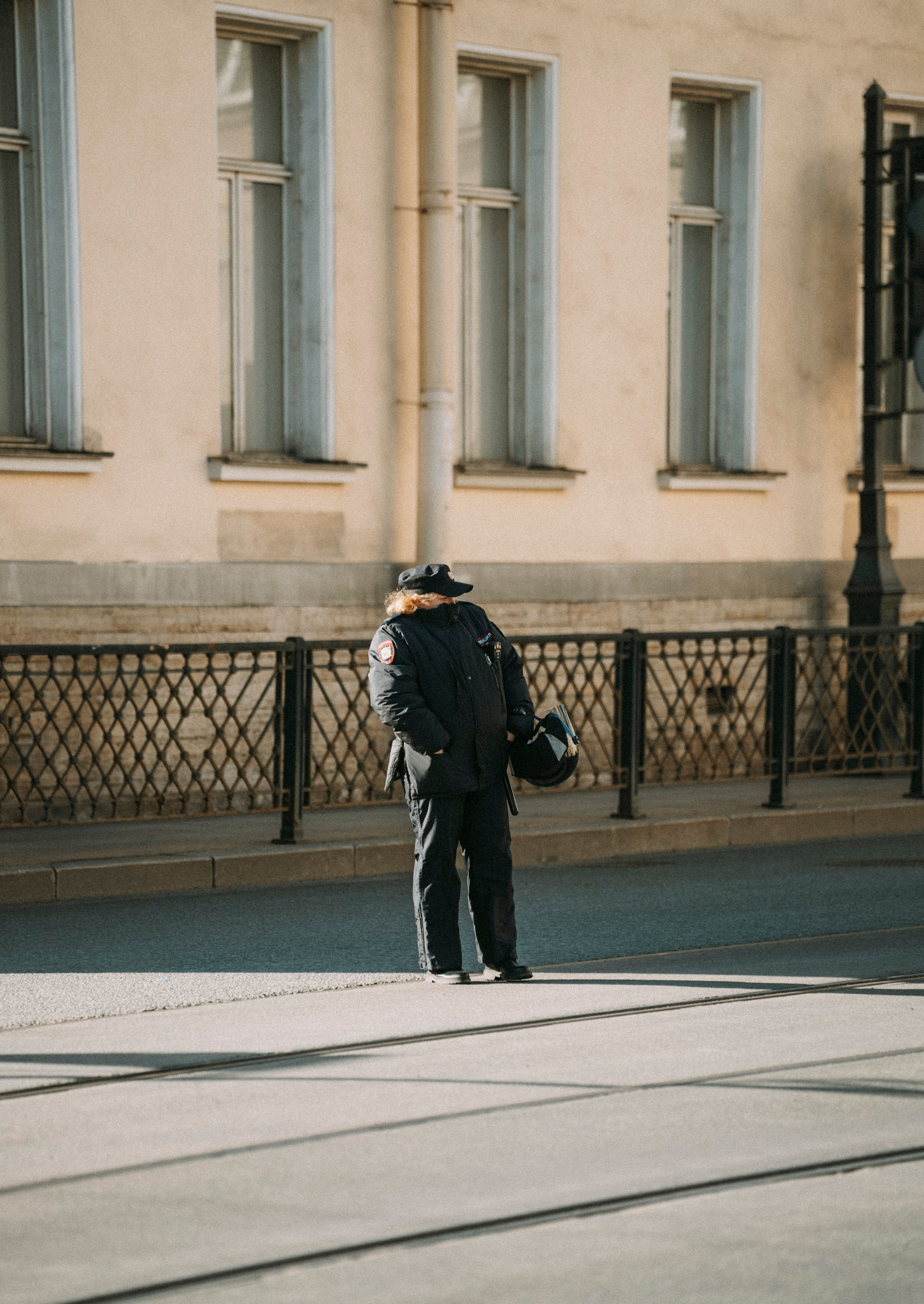 2025. Стрит-фотография, полная абсурда, идиотизма и красоты