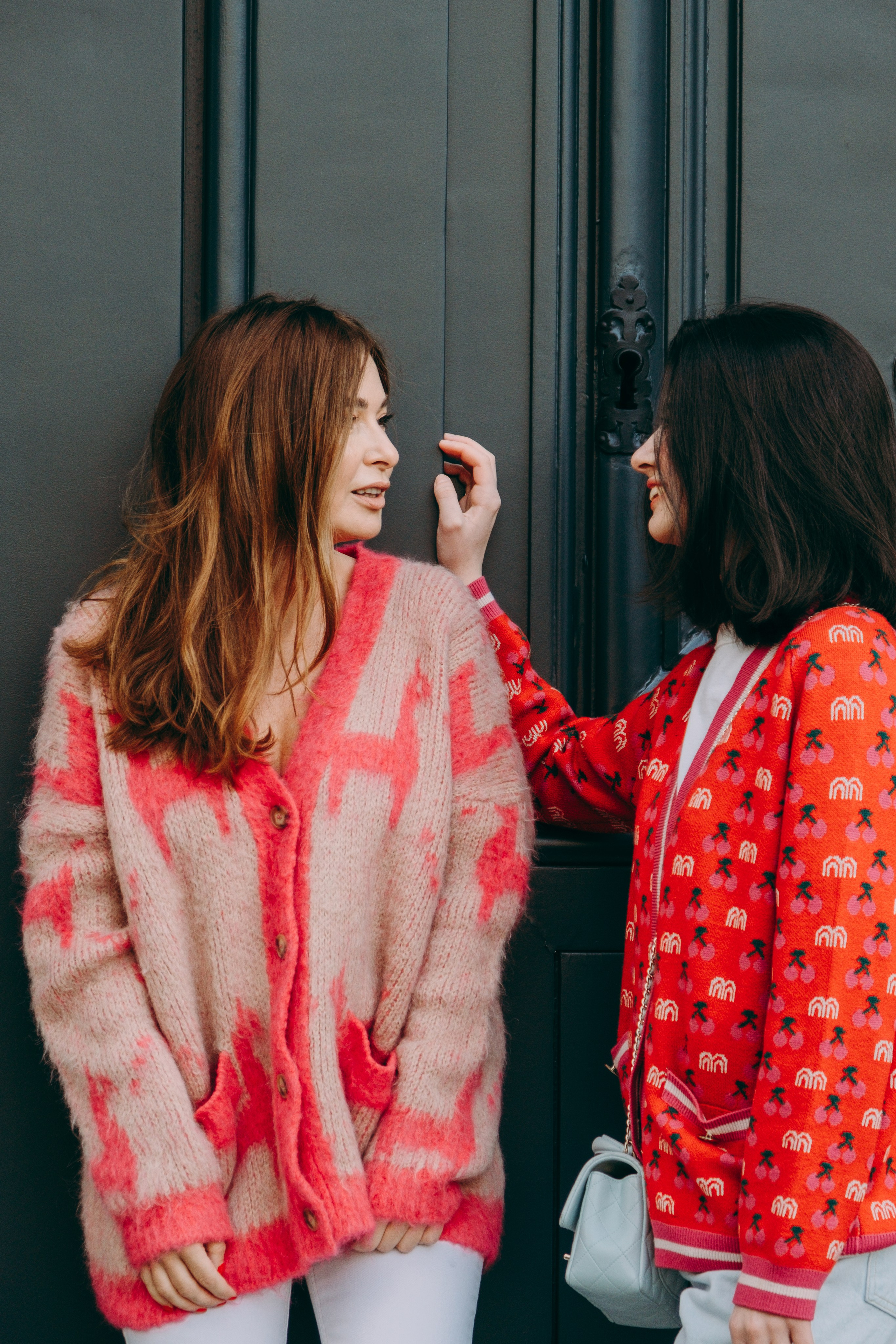 Julia with her adult daughter. Photographer in Paris Marina Chaput