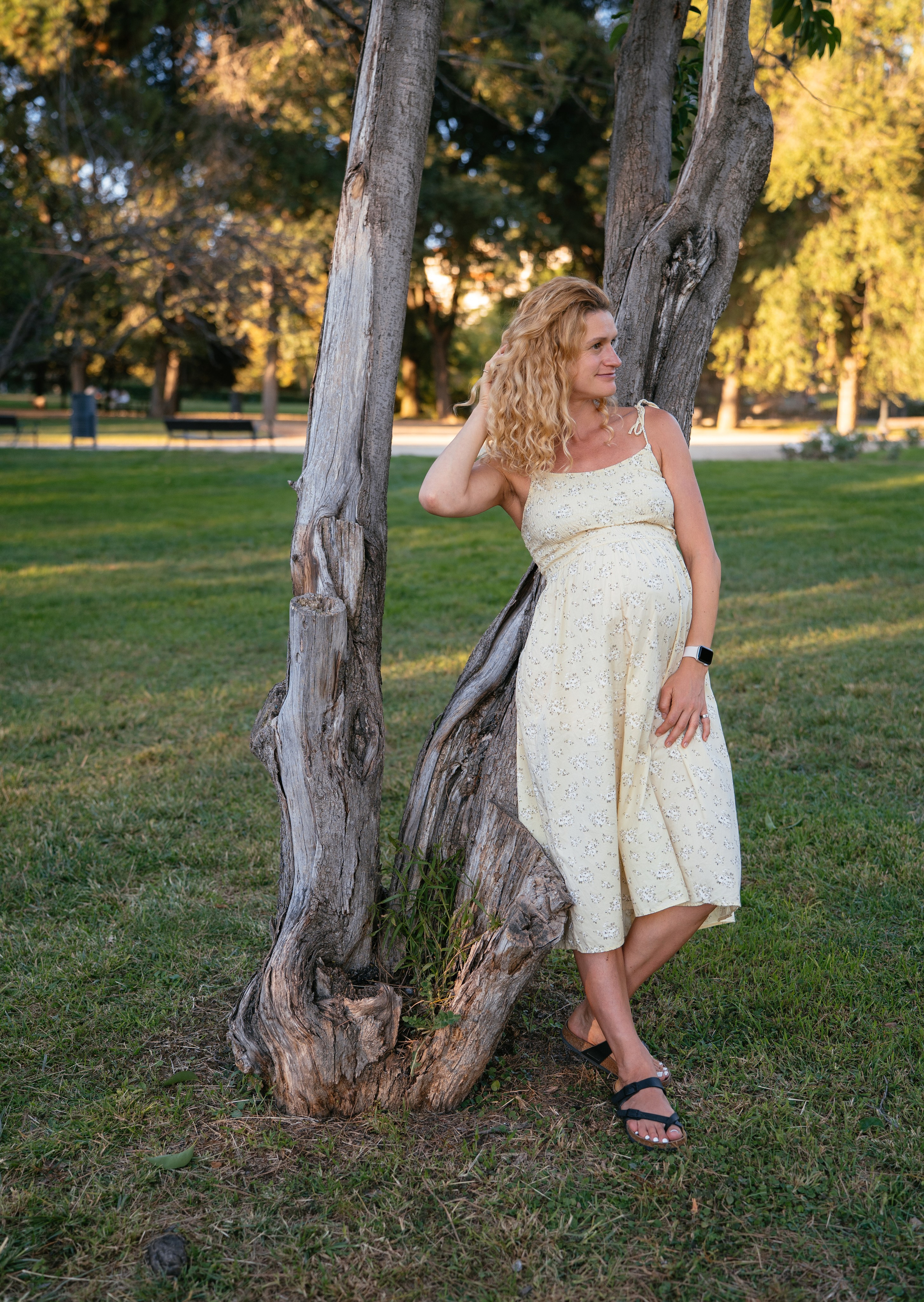 Candid pregnancy photoshoot in the park. Photographer in Madrid, Spain. Alyona Belyaninova
