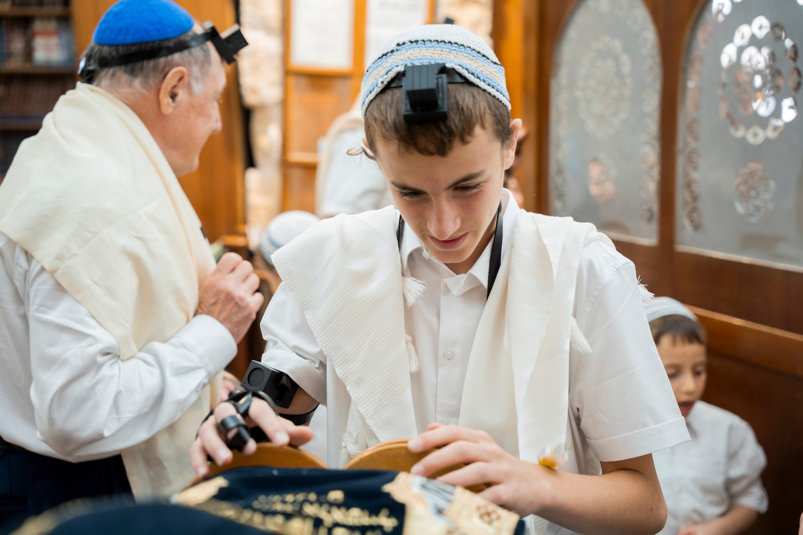 הנחת התפילין רפאל לוי. יוסף מזרחי צילום חתונה, ברית וזוגיות. צלם מקצועי שאוהב להוציא אתכם הכי יפים ברגעים הכי מרגשים