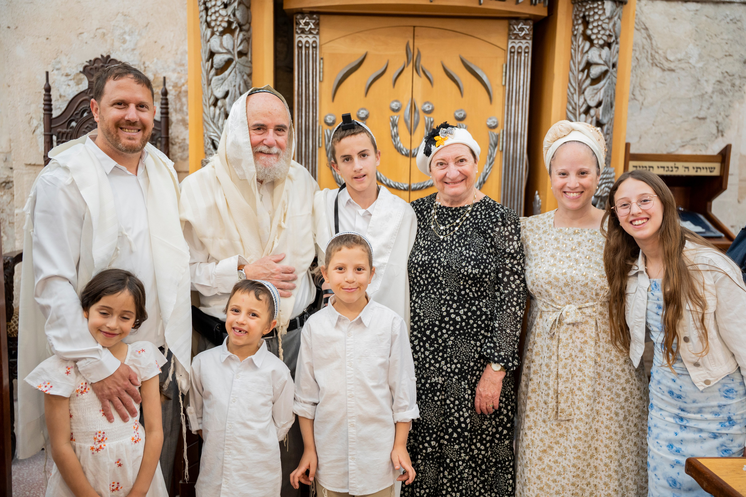 הנחת התפילין רפאל לוי. יוסף מזרחי צילום חתונה, ברית וזוגיות. צלם מקצועי שאוהב להוציא אתכם הכי יפים ברגעים הכי מרגשים