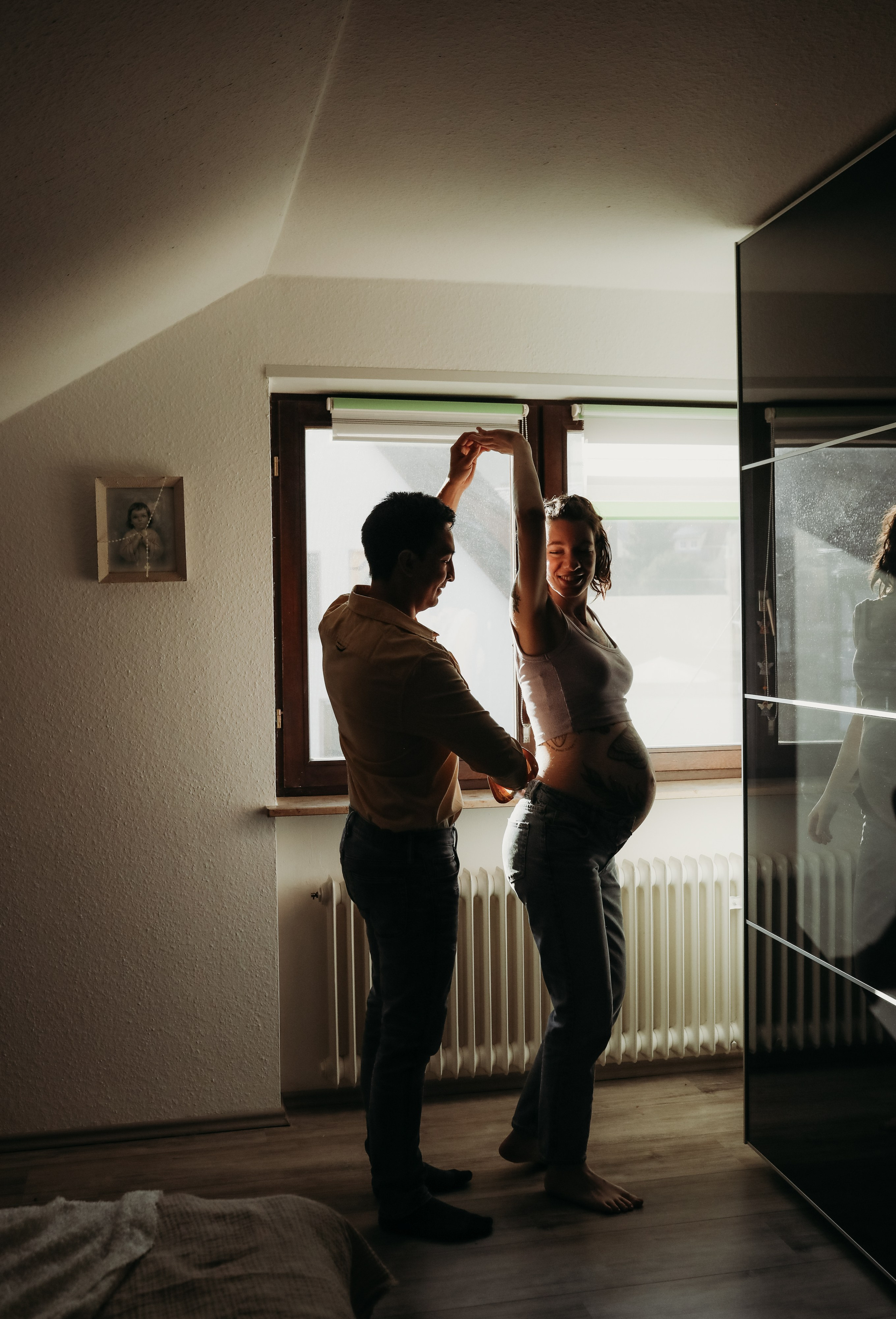 Babybauch Fotoshooting mit Partner – liebevolle Schwangerschaftsfotografie in der Pfalz