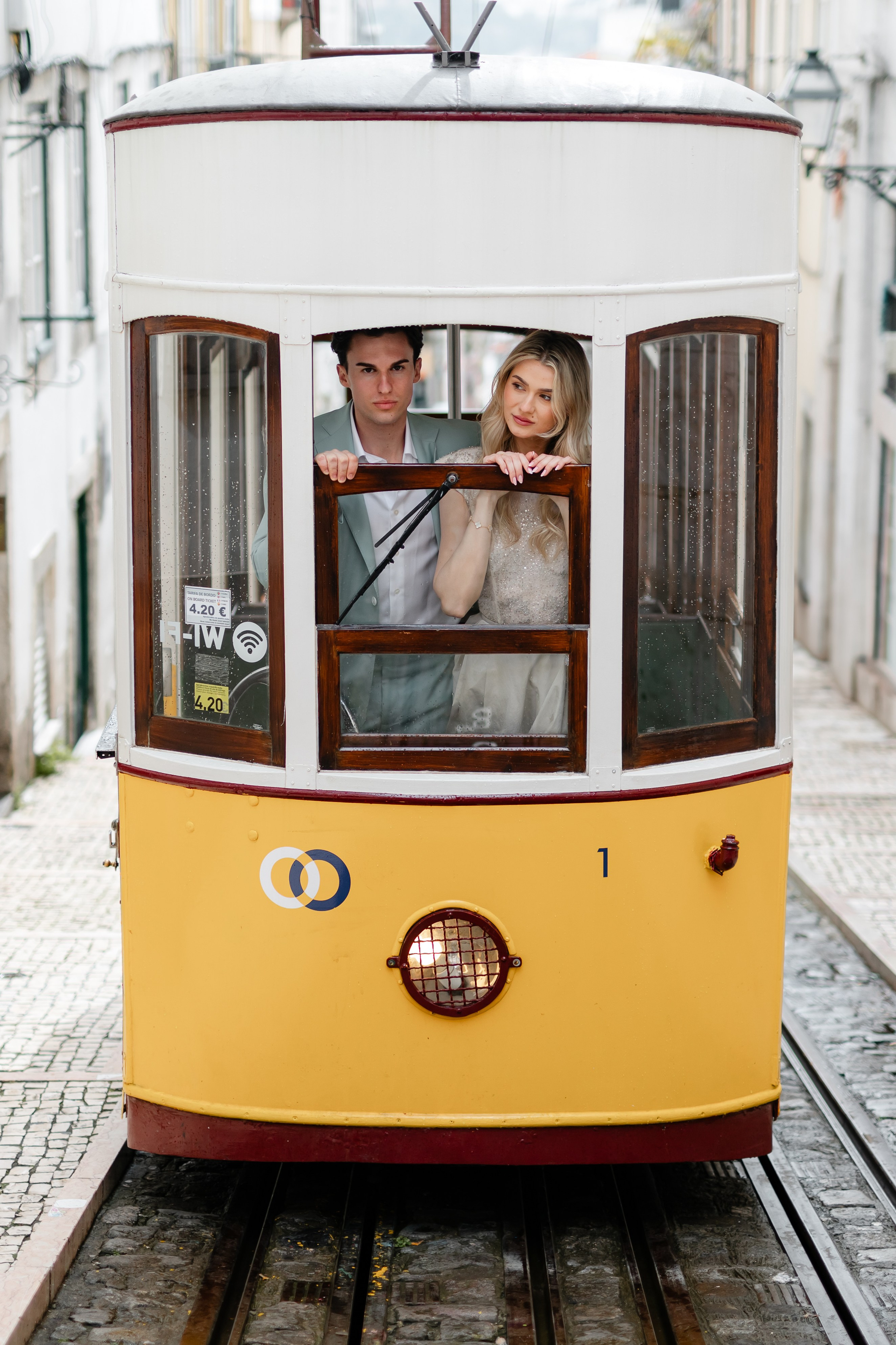 Vivien & Razvan. Main