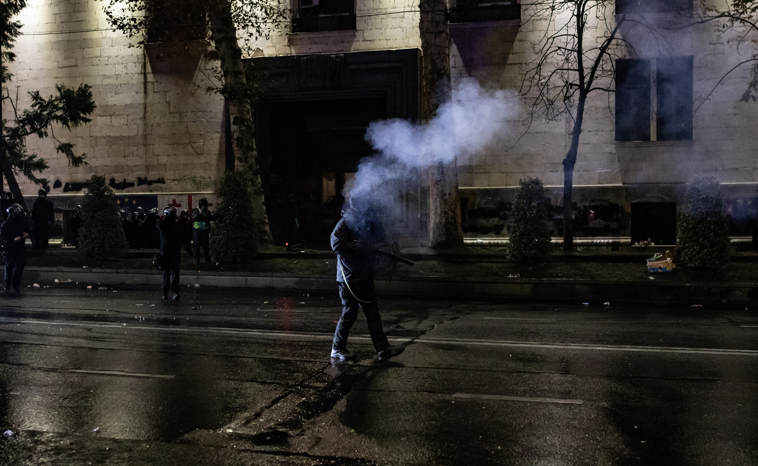 Les forces de l’ordre ouvrent le feu sur les manifestants pour disperser la foule.