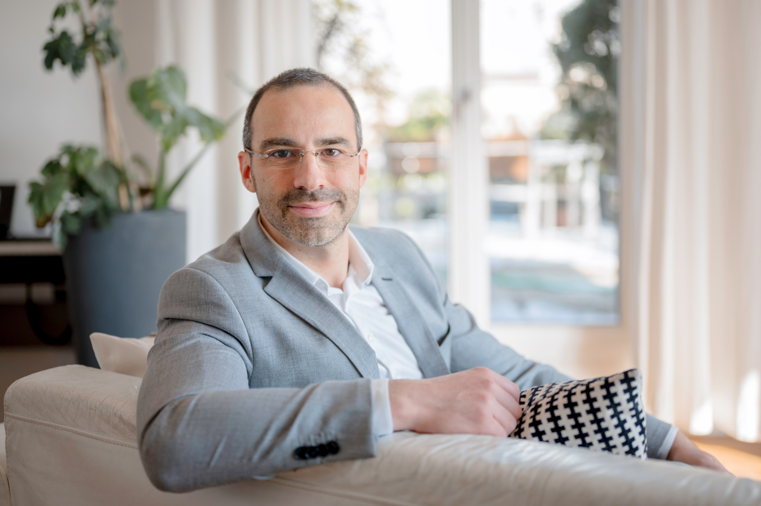 Portrait professionnel d’un homme d’affaires en costume lors d’une séance photo d’entreprise.