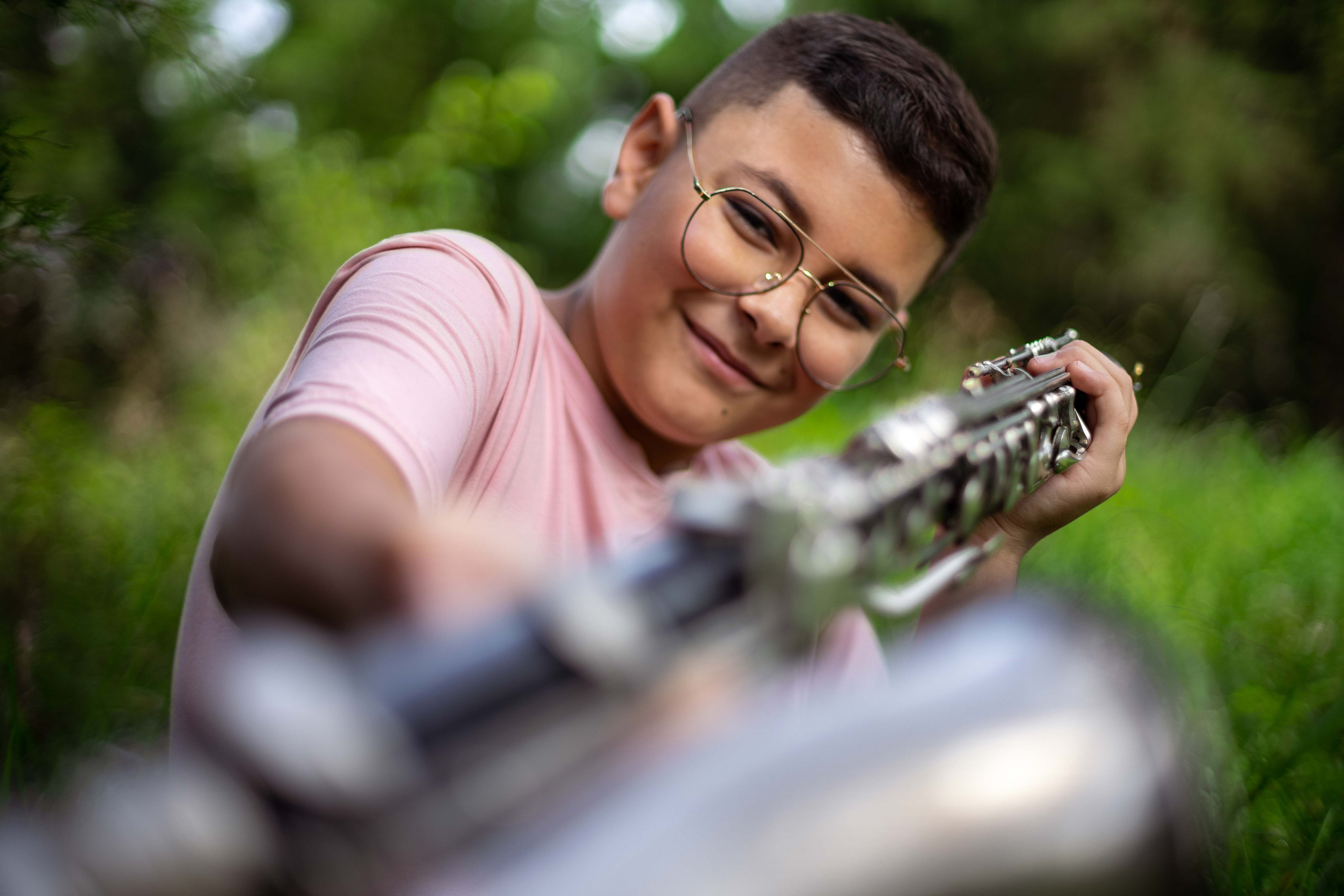 Clarinetista en el río fotografías artísticas que viva la música. Fotografía profesional para su evento en Caldas por SERFOTOGRAFÍA